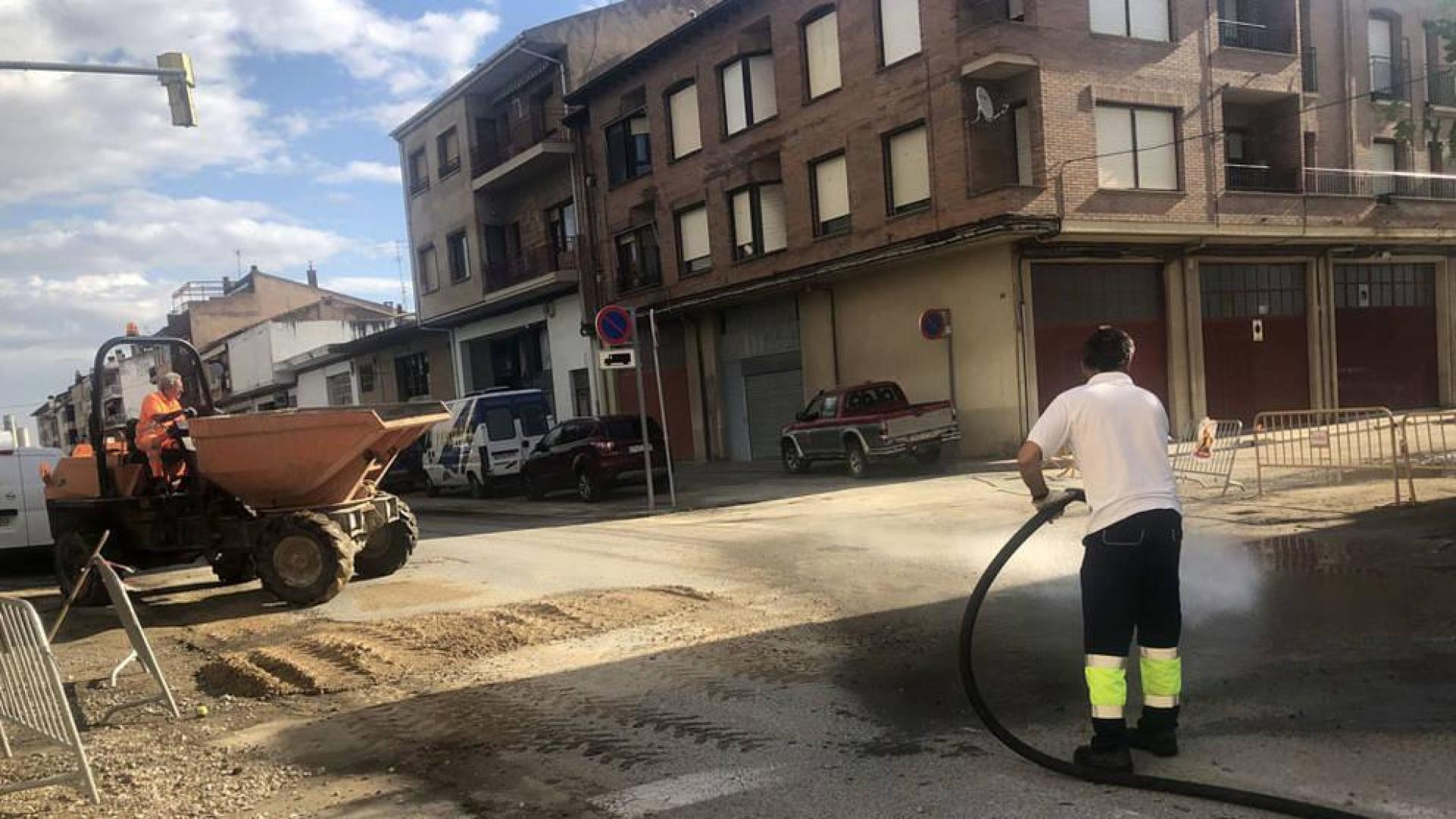 Agua y barro en calles y plazas de San Adrián y Andosilla