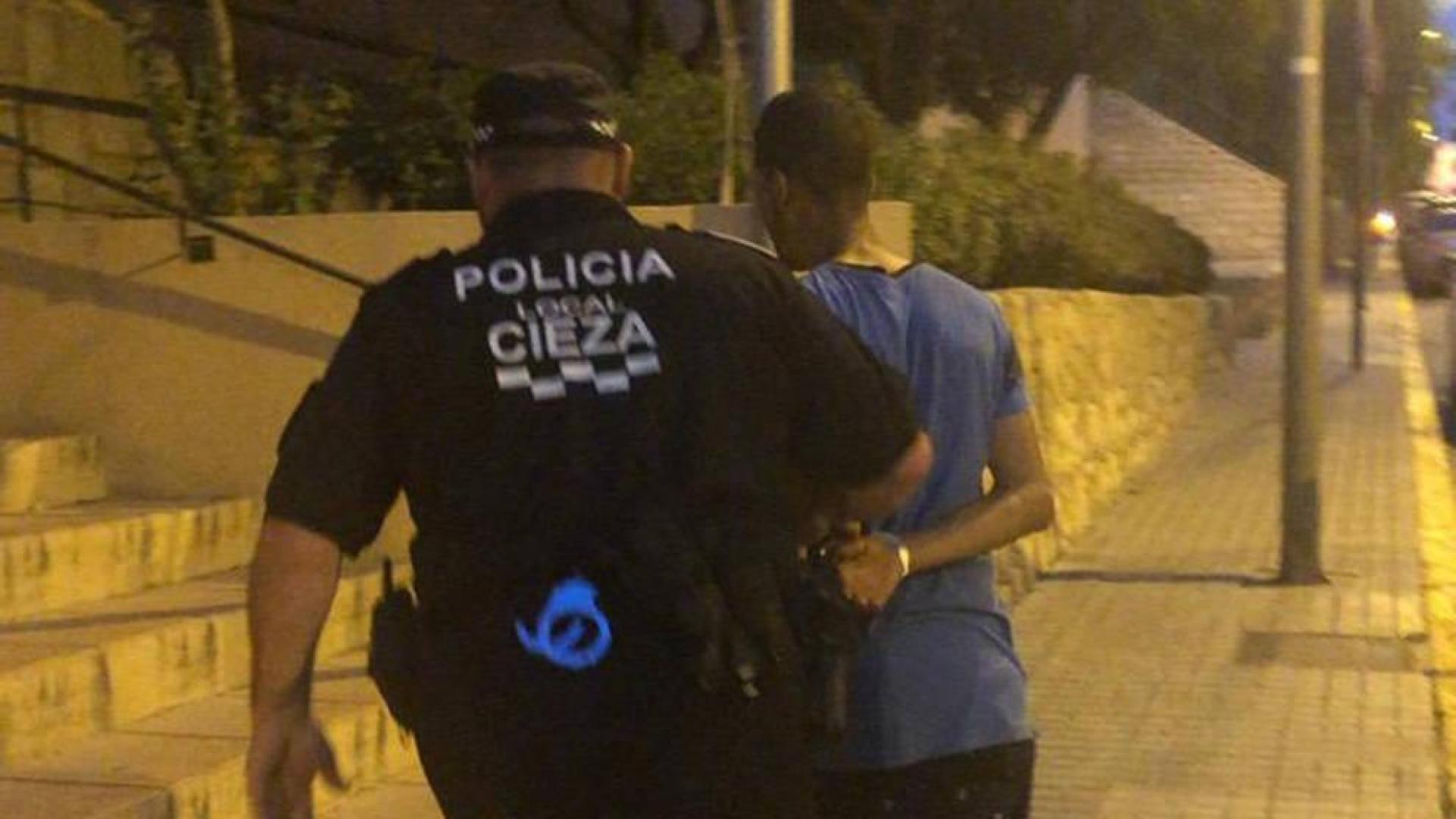 El detenido, acompañado por un agente de la Policía Local Cieza.