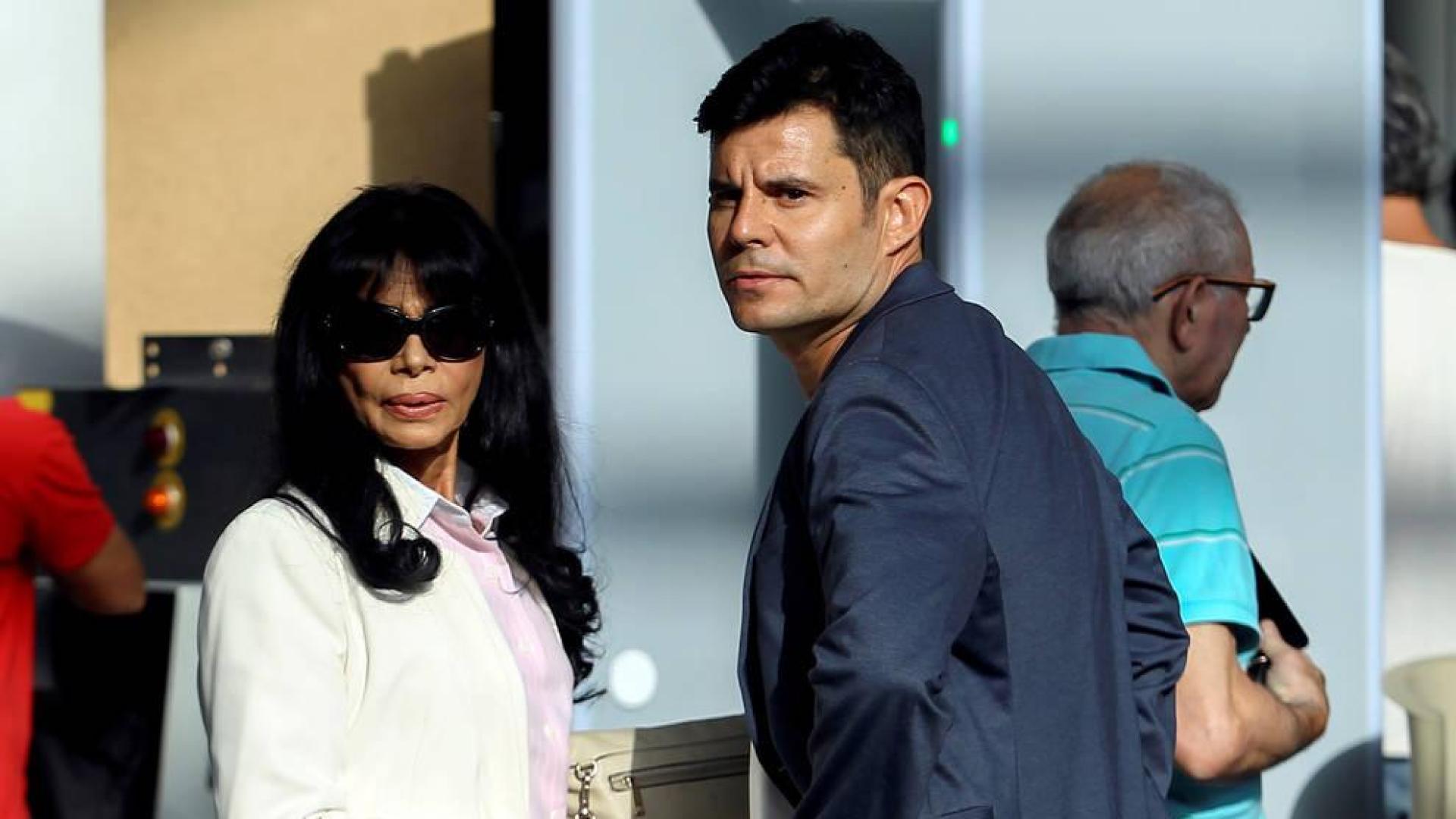 Javier Sánchez Santos y su madre, María Edite, a su llegada la Ciudad de la Justicia de Valencia.