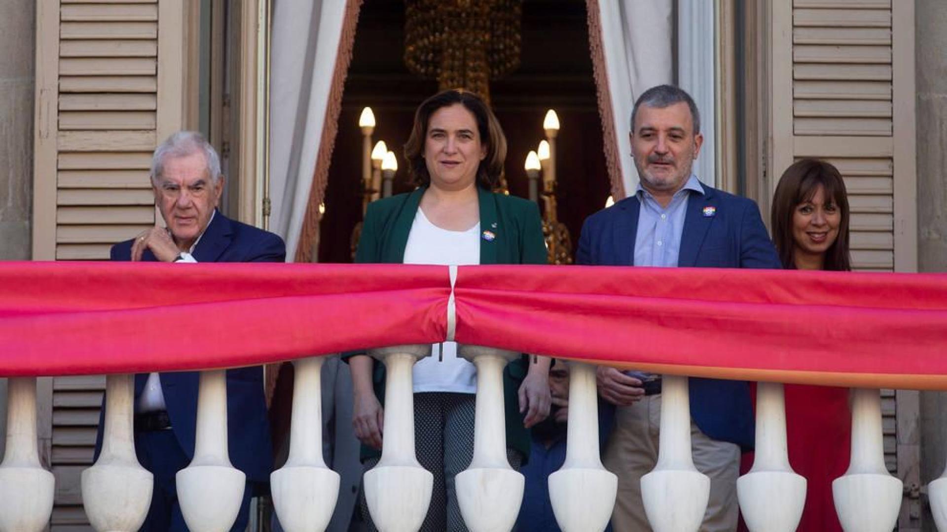 La alcaldesa de Barcelona, Ada Colau (2i), junto con los concejales de ERC, Ernest Maragall (i), PSC Jaume Collboni (2d) y de Ciudadanos Marilén Barceló (d).