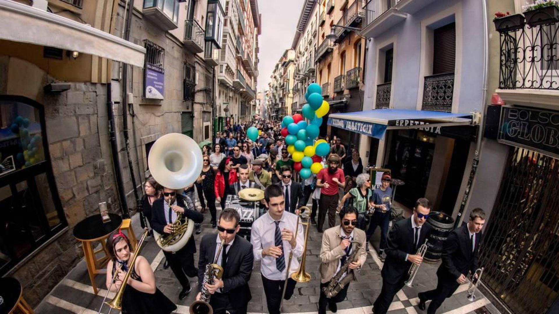 La Iruña Brass Band junto a Craig Klein, en el Festival de Jazz de Vitoria