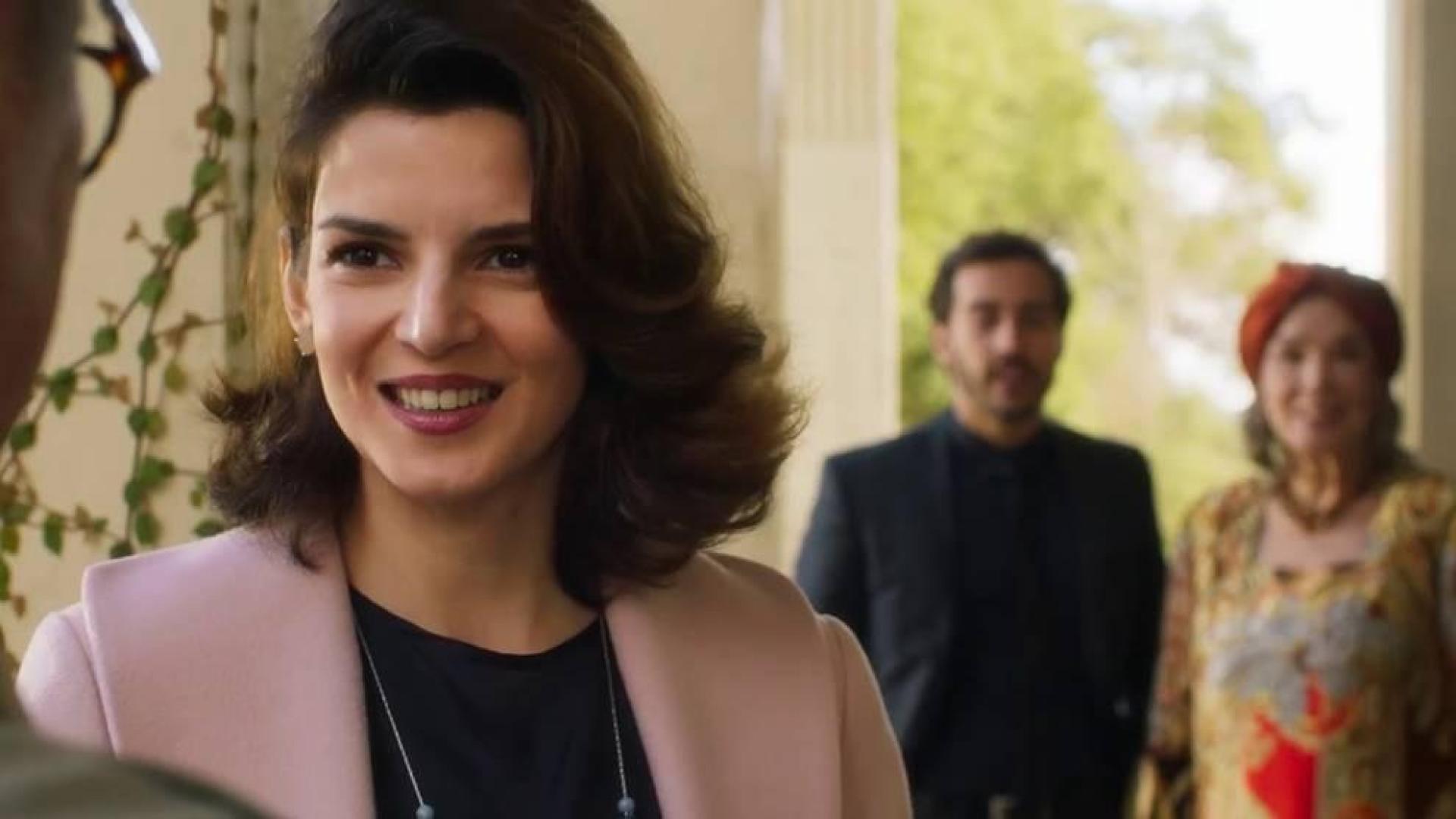 Clara Lago, en los estrenos de cine, junto a la muñeca diabólica Annabelle