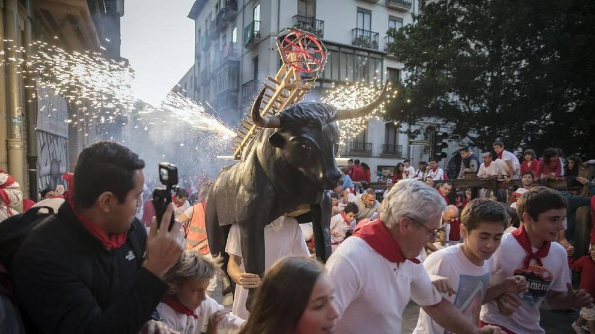 El toro que ilumina la noche en San Fermín