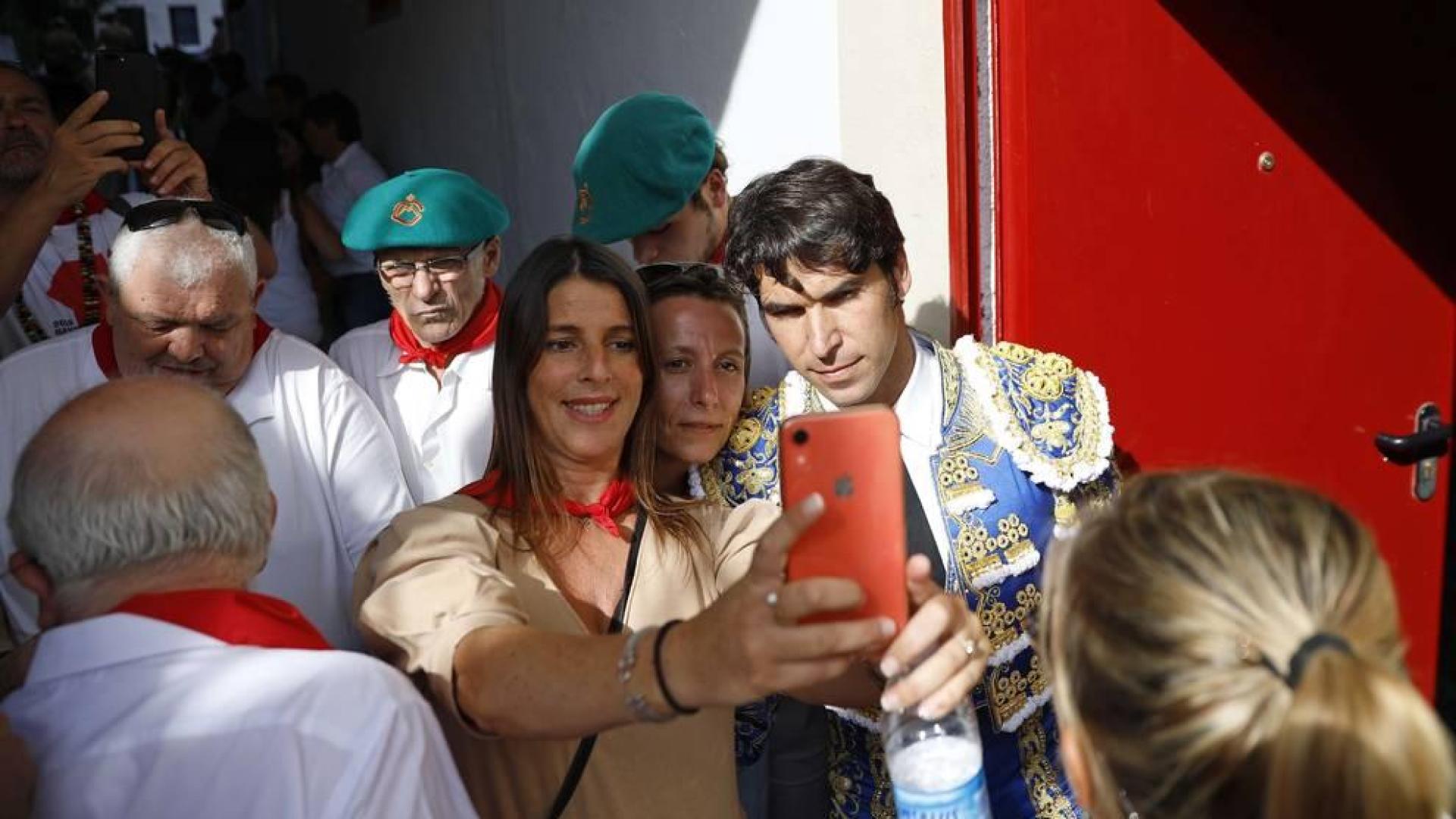 Cayetano supo ganarse al tendido y fue el primer matador en abrir la puerta grande