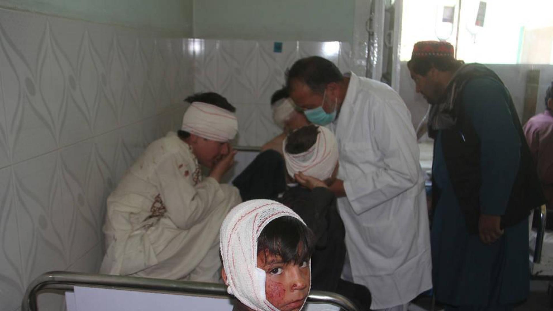 Víctimas del atentado son atentidas en Ghazni, en Afganistán.