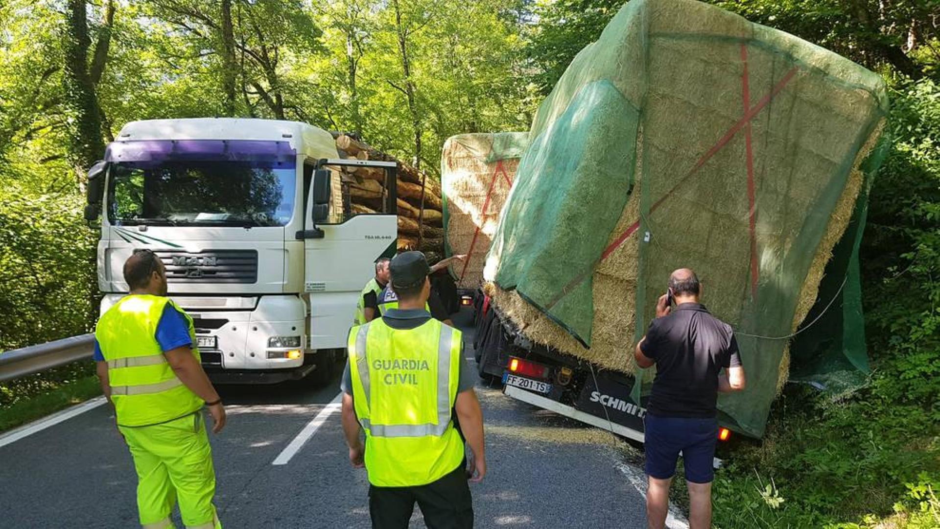 Cortada la NA-135 cerca de Valcarlos por una salida de vía de un camión