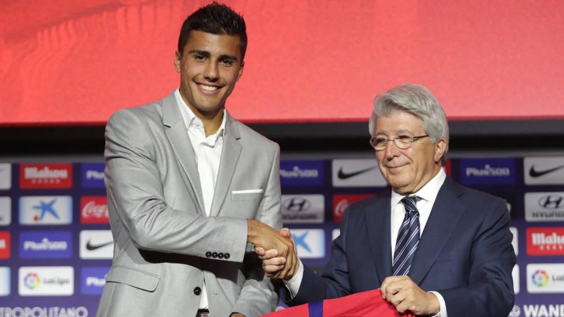 Rodrigo, con Cerezo en su presentación con el Atlético de Madrid.