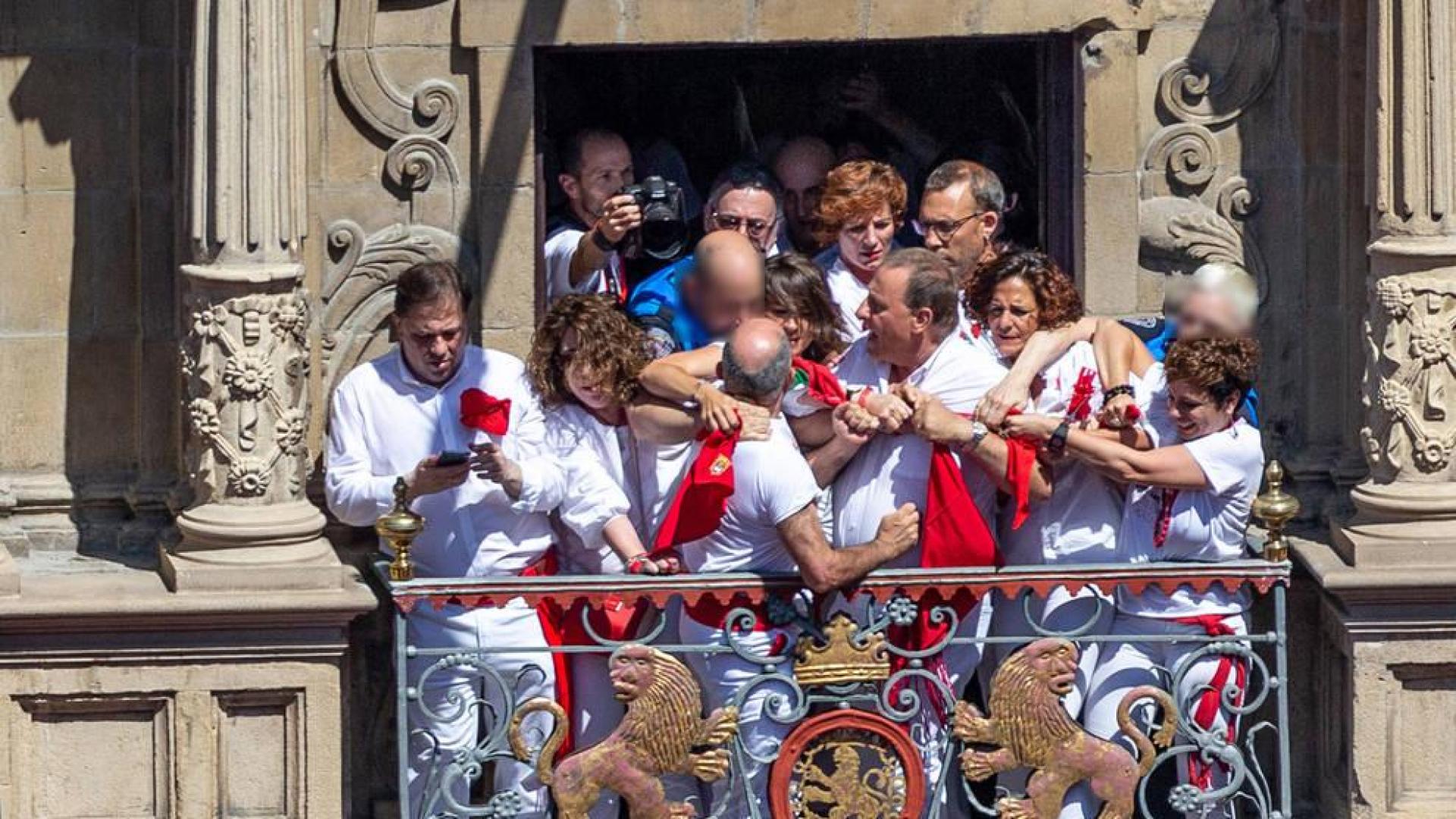 Forcejeo en el chupinazo por intentar colocar la ikurriña en un balcón del Ayuntamiento de Pamplona.