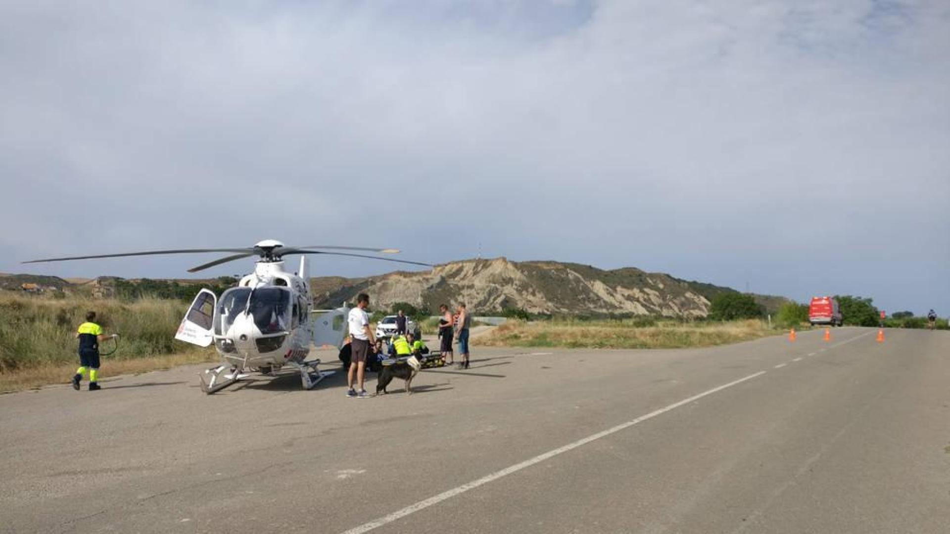 El herido, antes de subir al helicóptero para ser trasladado.