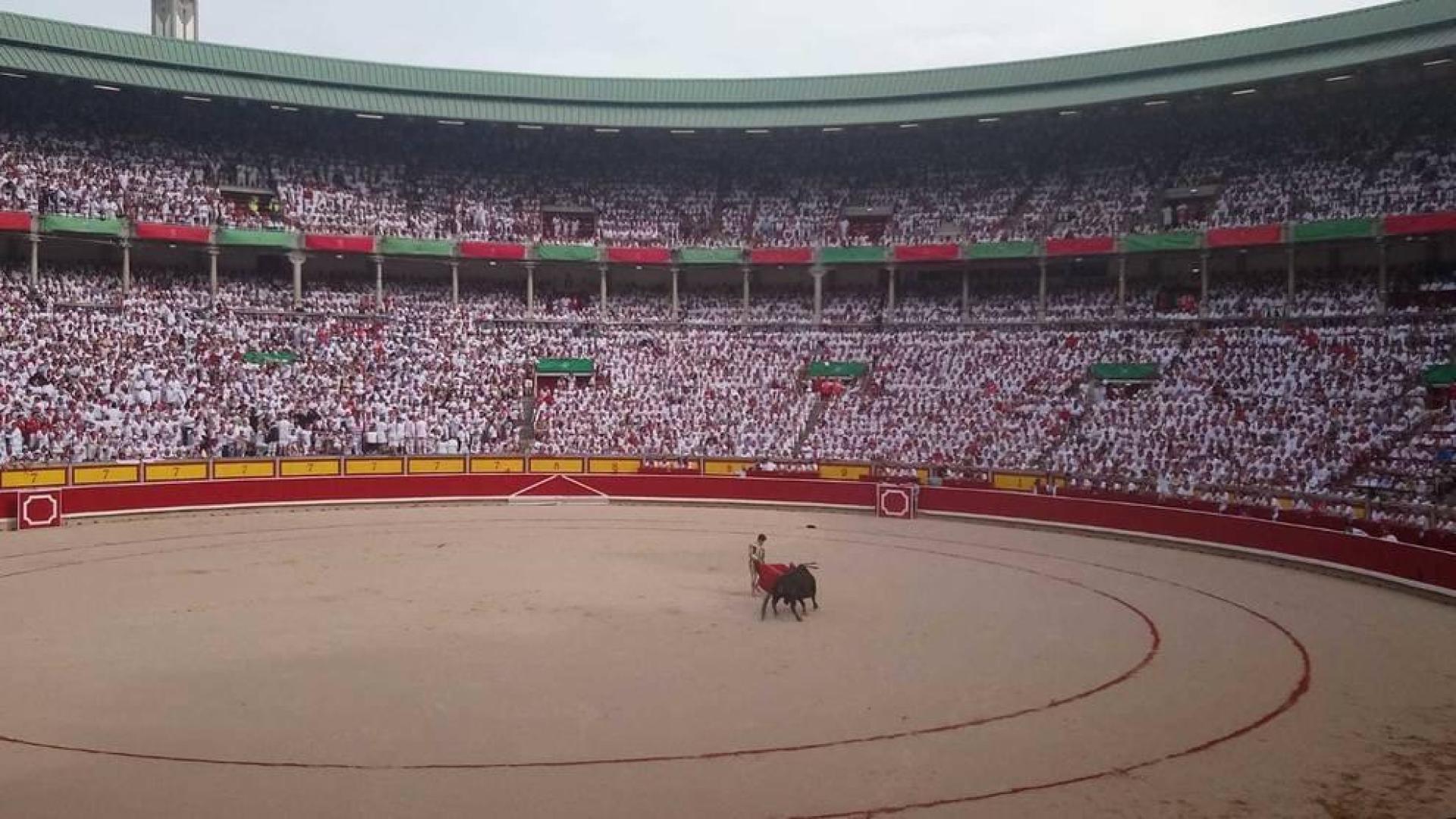 José Garrido lidia el primer toro de la tarde