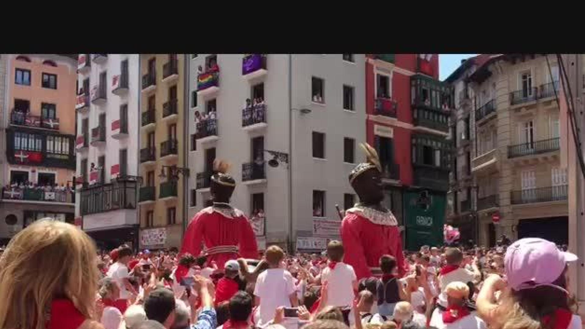 Valls de los gigantes europeos en la despedida a la Comparsa