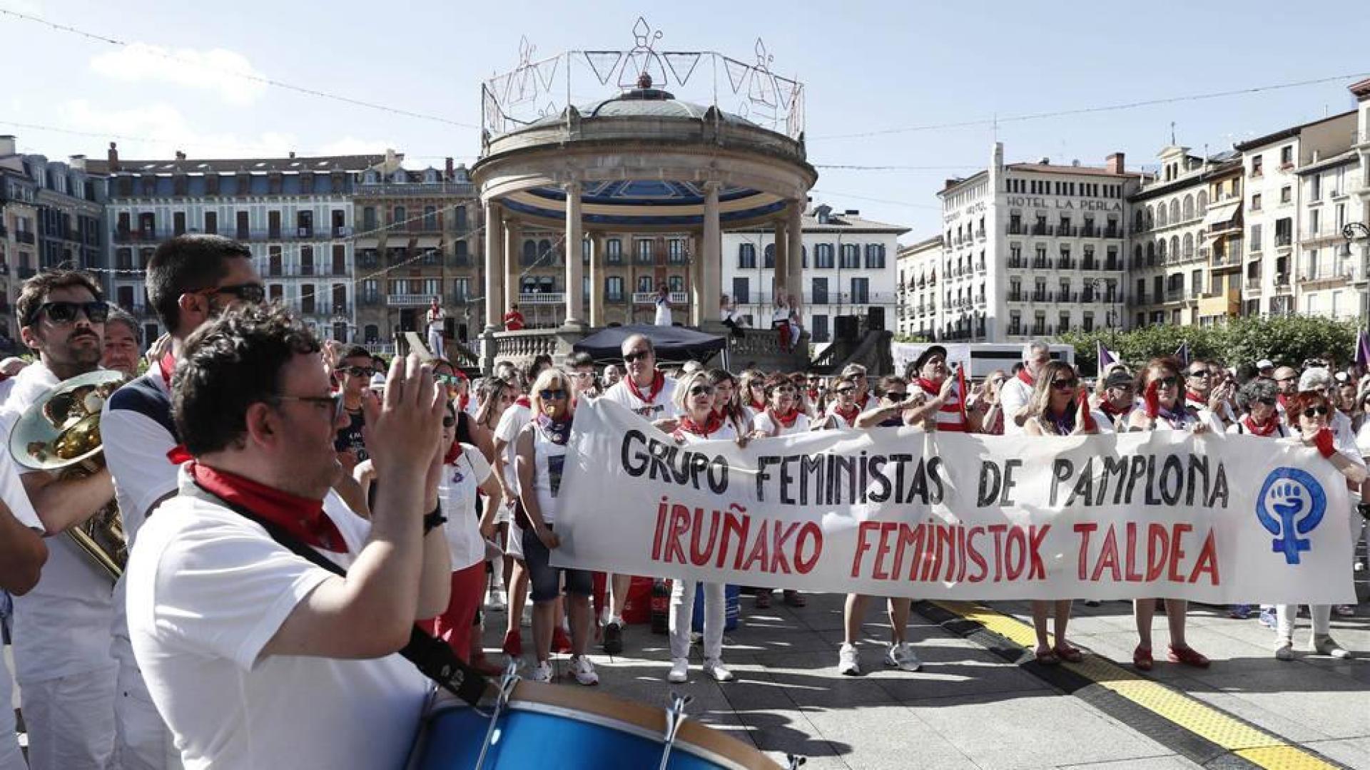 Miles de personas han protestado en la Plaza del Castillo de Pamplona, contra la agresión sexual denunciada en la primera noche de San Fermín.