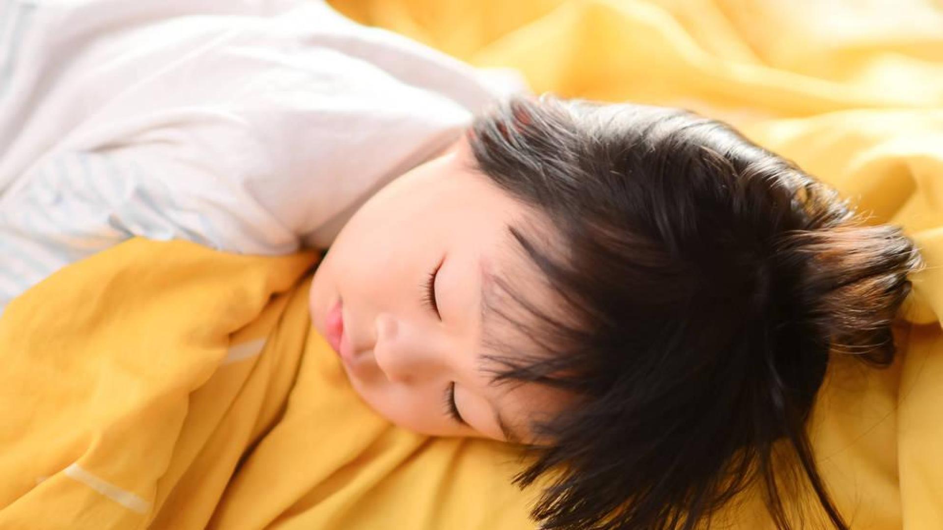Un niño durmiendo.