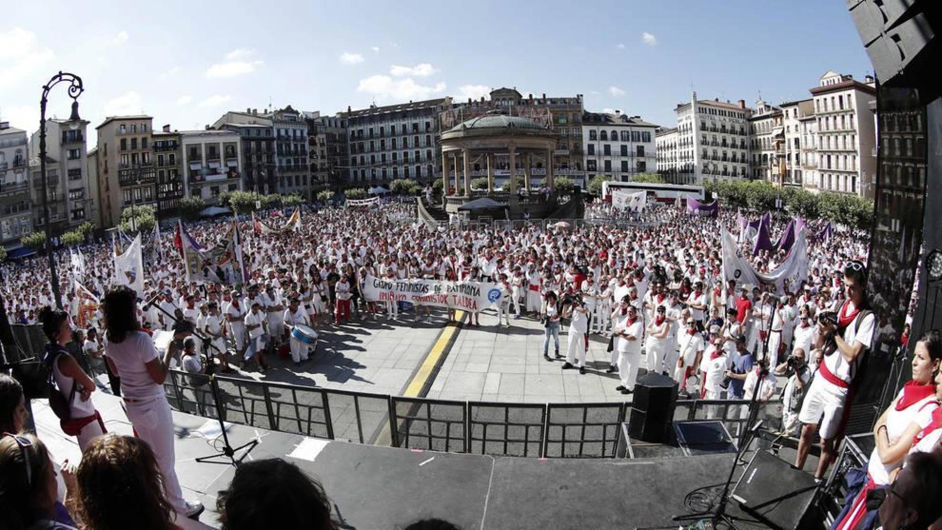 Miles de personas han protestado en la Plaza del Castillo de Pamplona, contra la agresión sexual denunciada en la primera noche de San Fermín.