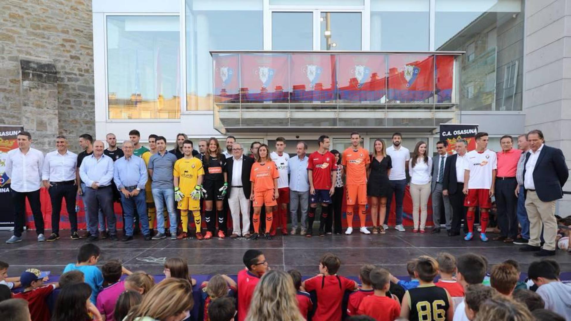 Presentación de la nueva equipación de Osasuna para la temporada 2018 y 2019 y del nuevo autobús del equipo