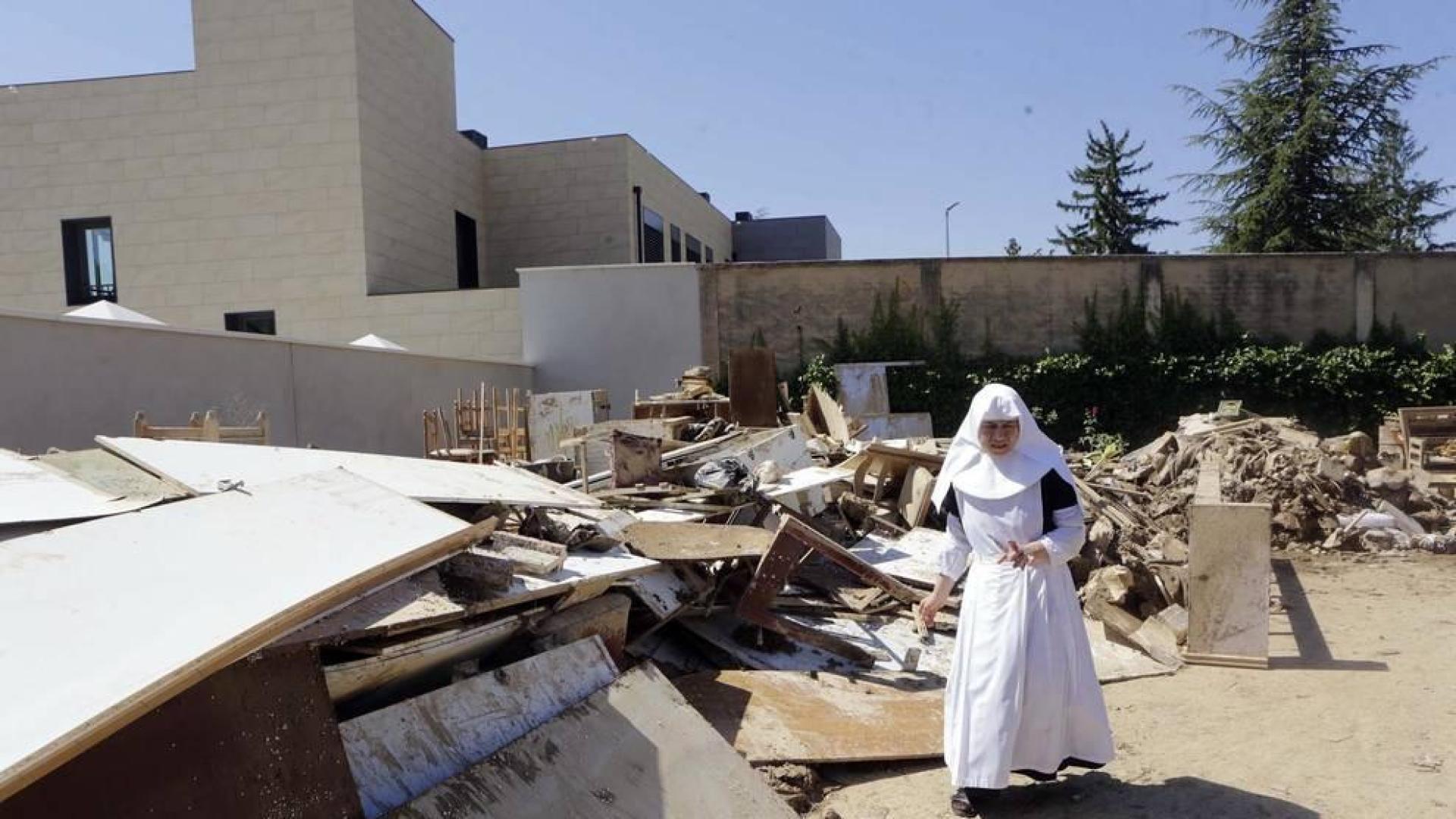 Las Hermanitas de los Ancianos Desamparados, en el Hogar Geriátrico San Francisco Javier de Tafalla, han limpiado de barro la planta baja, en una faena con más de 400 voluntarios