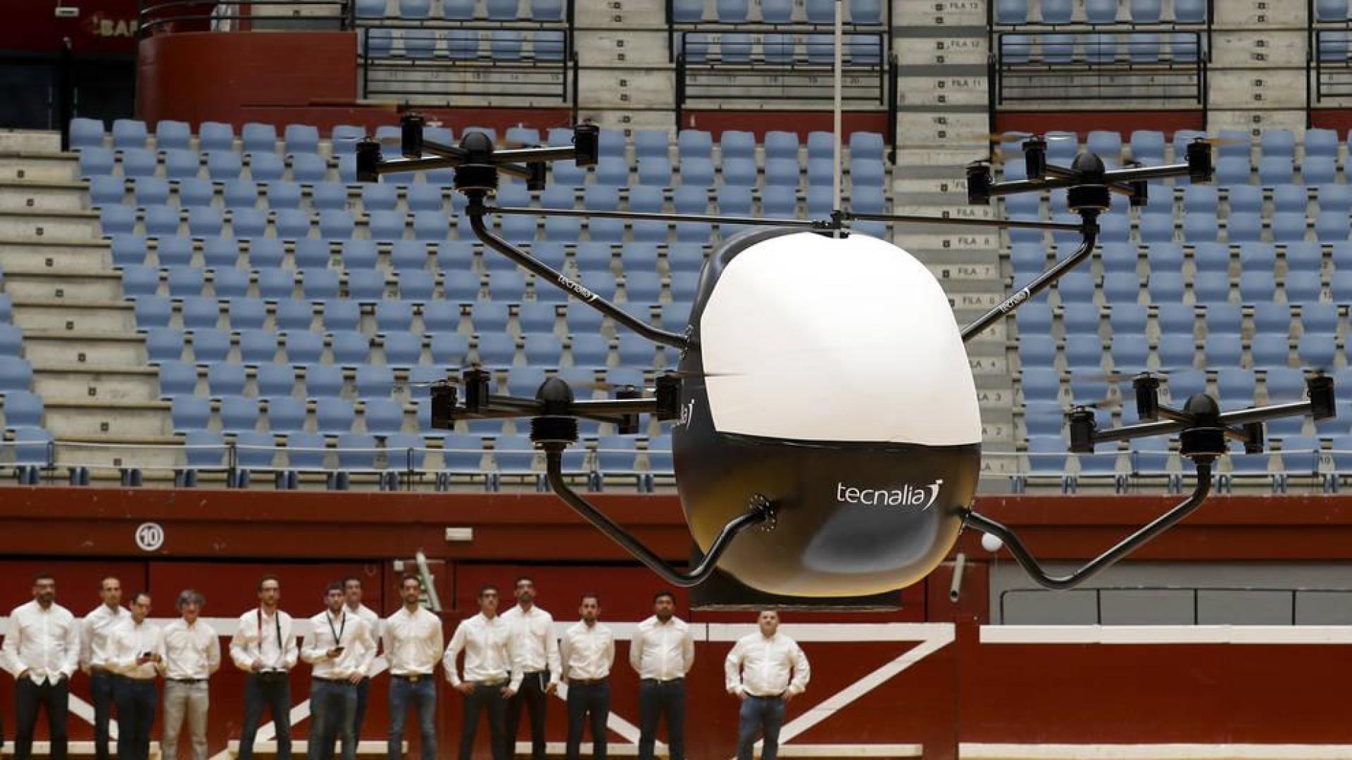 El aerotaxi, sobrevolando la arena de la plaza de toros de San Sebastián.