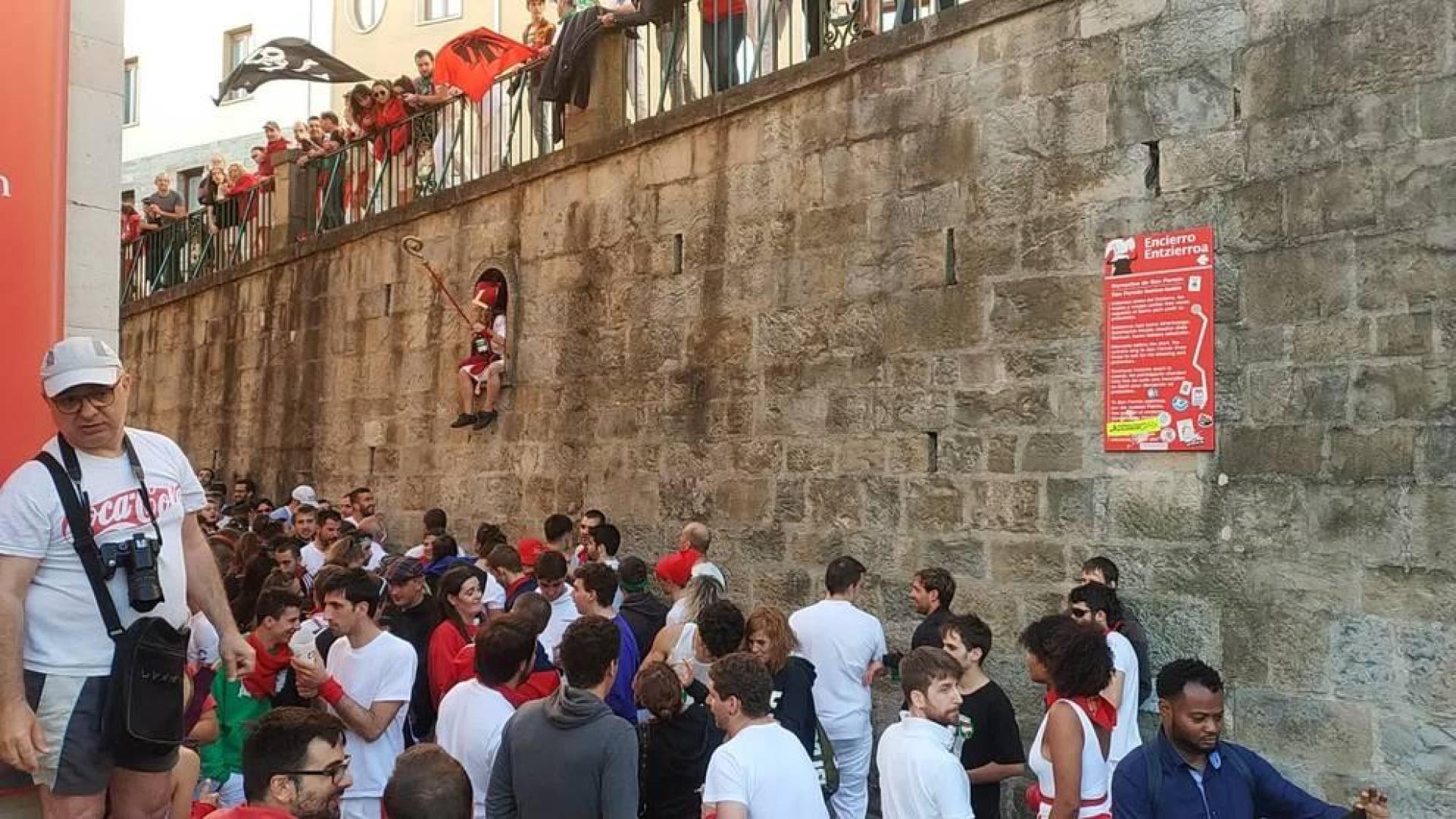 Una 'Sanfermina' vuelve a cerrar las fiestas en el 'encierro de la villavesa'