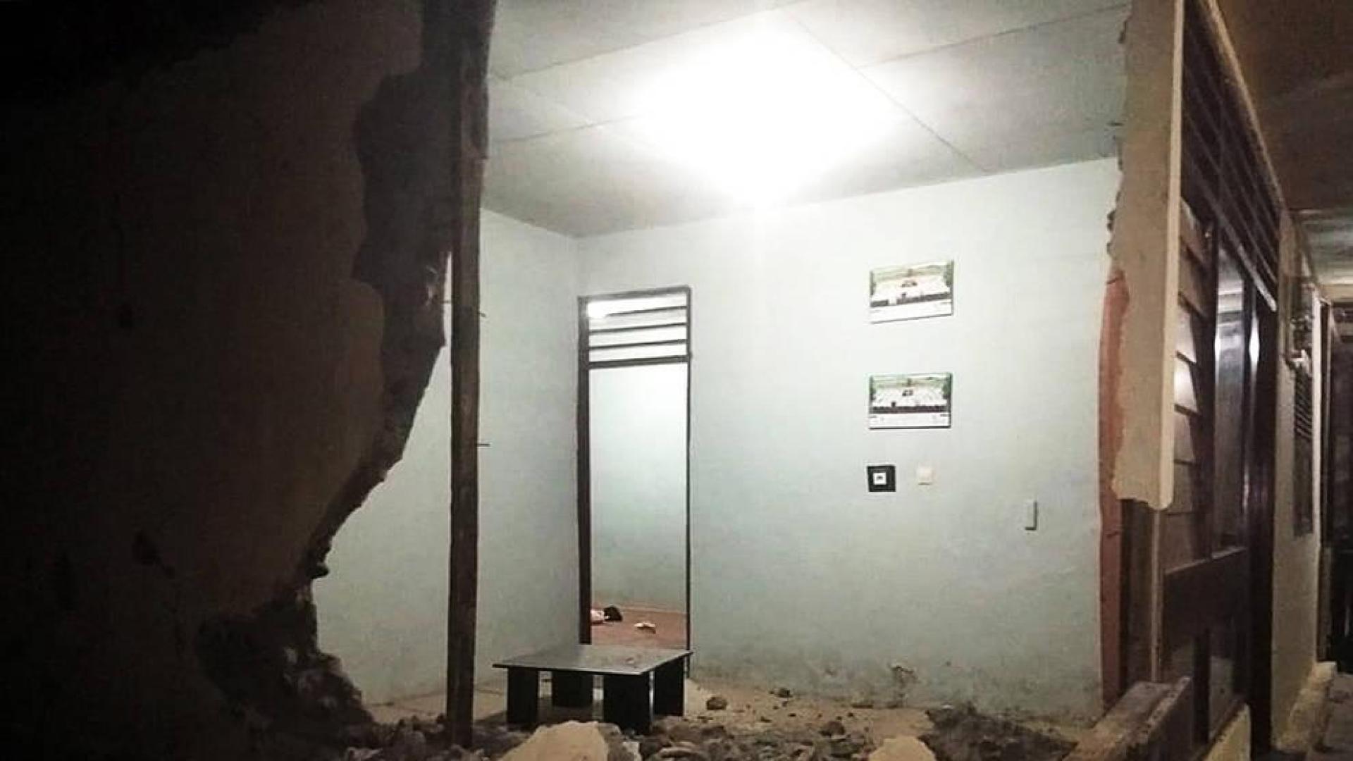 Al menos un muerto tras un fuerte terremoto en Indonesia