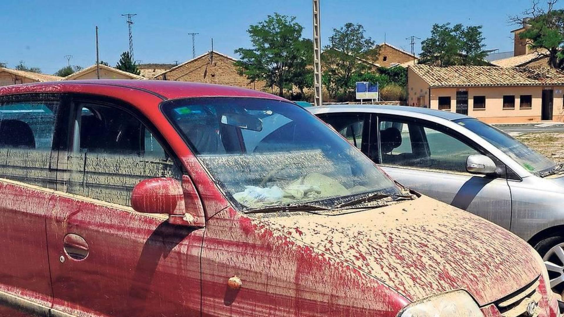 Uno de los coches dañados por la riada en el que puede verse la marca del nivel que alcanzó el agua