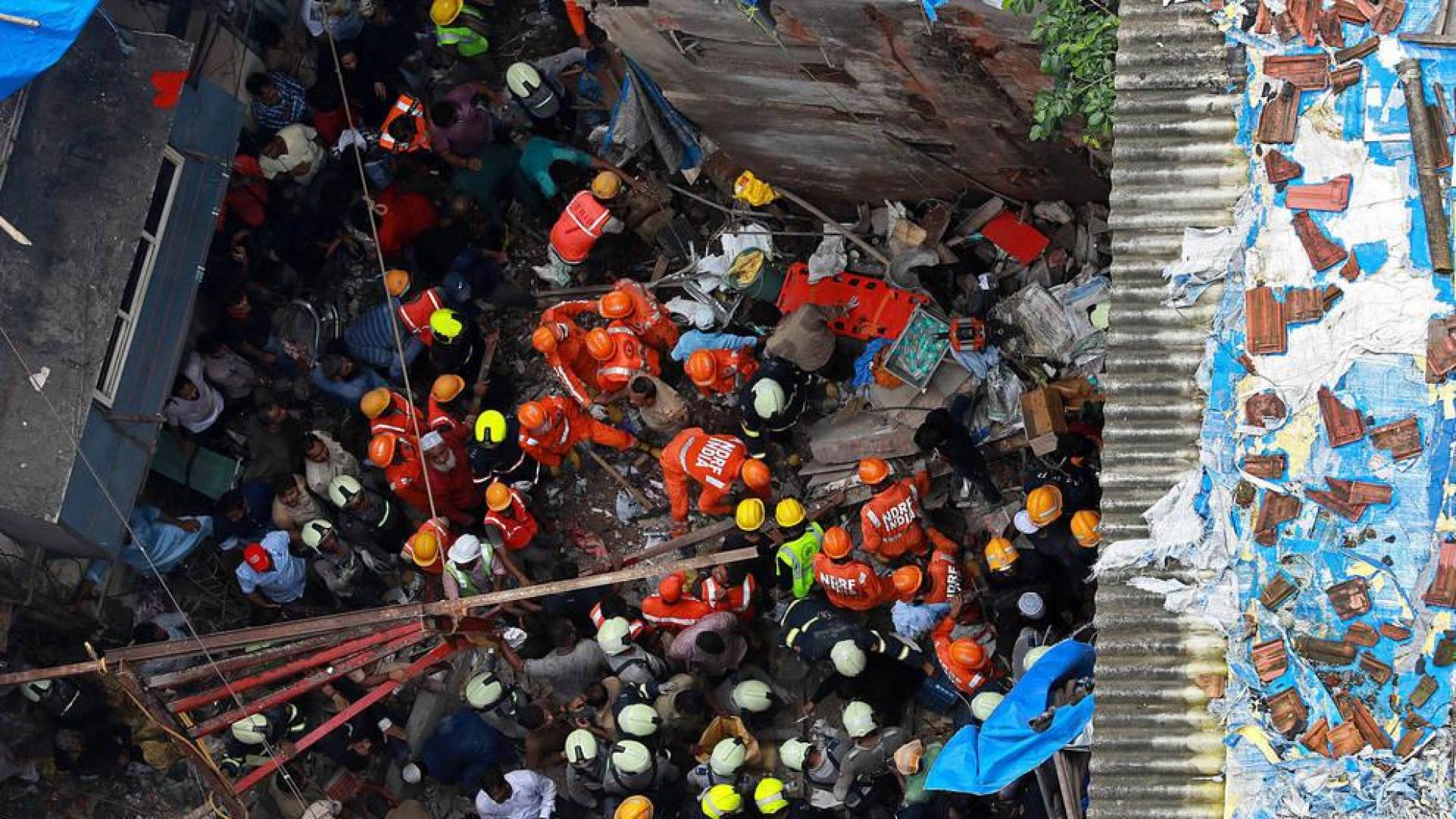 Dos personas muertas y más de 40 atrapadas al caerse un edificio centenario en Bombay