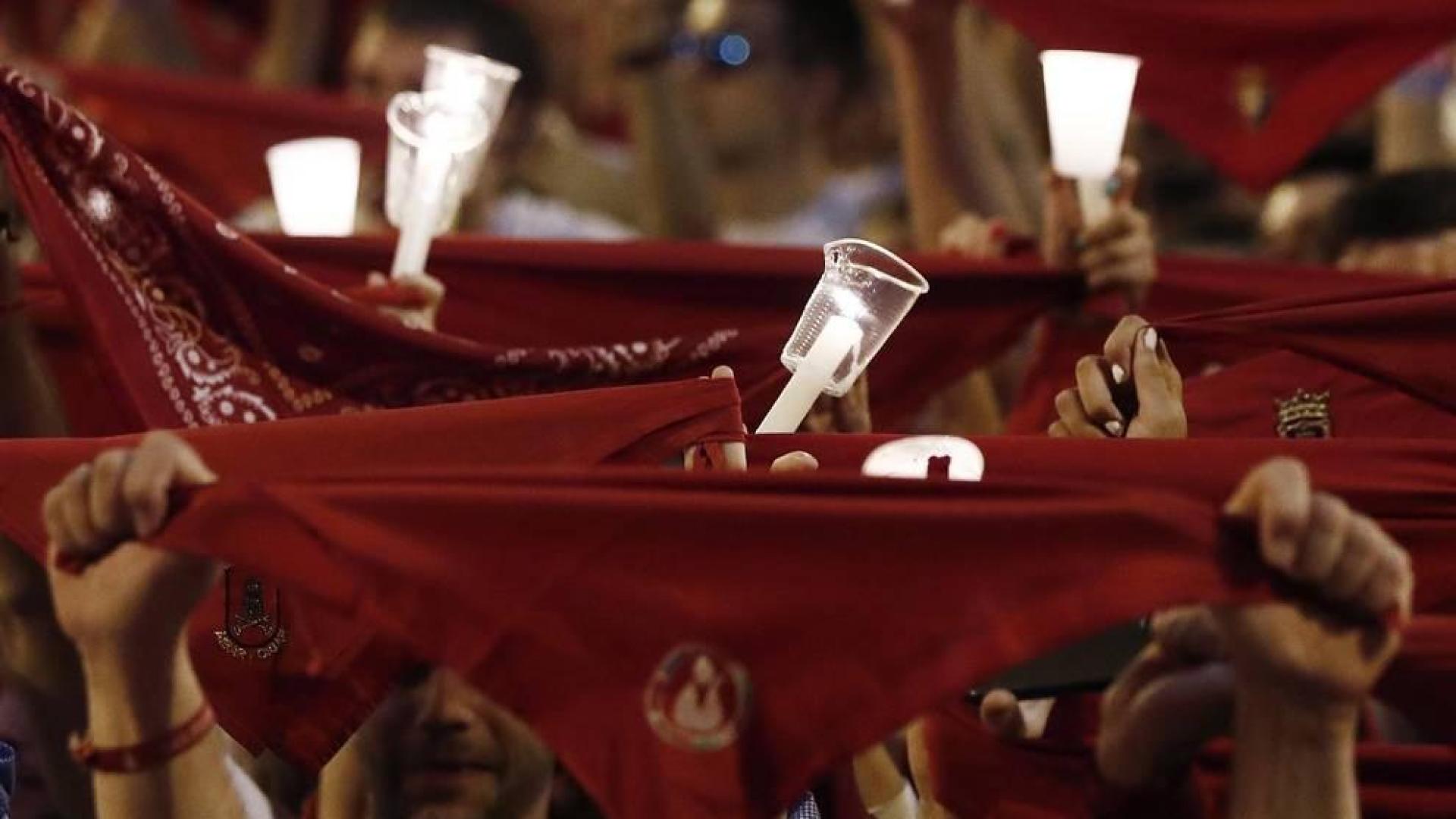 Miles de personas se han reunido este domingo a medianoche en la plaza Consistorial de Pamplona y sus alrededores para despedir los Sanfermines de 2019 con el tradicional 'Pobre de mí'.
