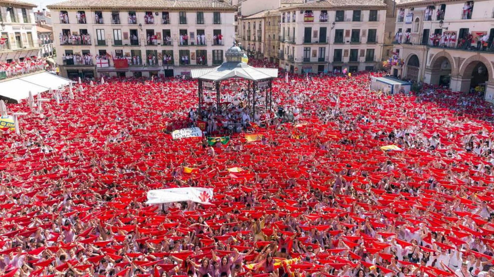 Edurne León, de Ribera Insumisa ,en representación de la entidades feministas Ribera Insumisa y Plataforma 8 de Marzo y Más ha lanzado el cohete
