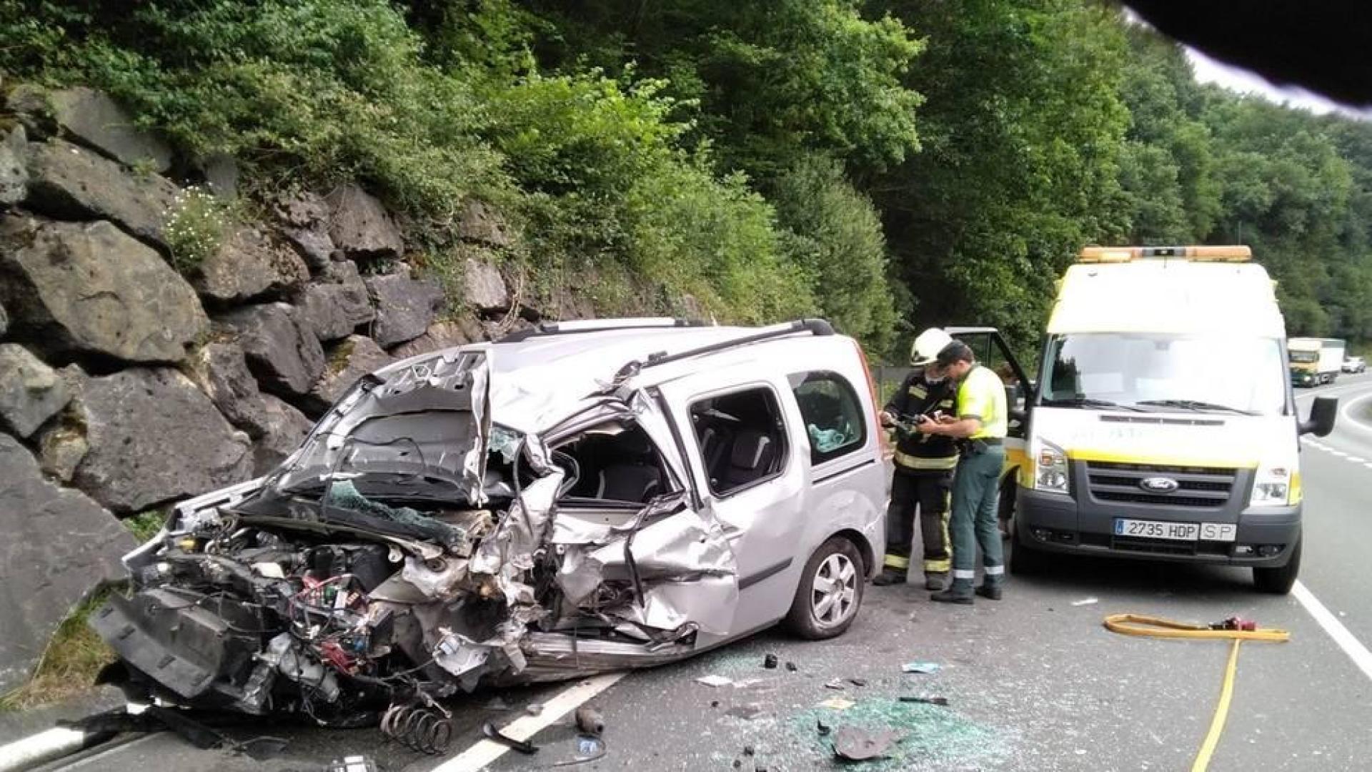 Cuatro heridos leves en un accidente de tráfico en la N-121