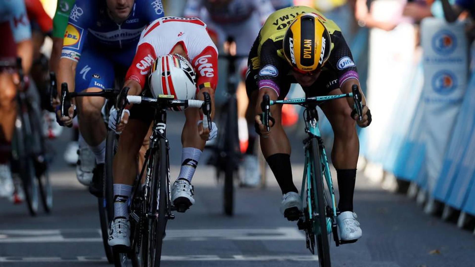 Momento del sprint en Toulouse entre Caleb Ewan y Dylan Groenewegen.