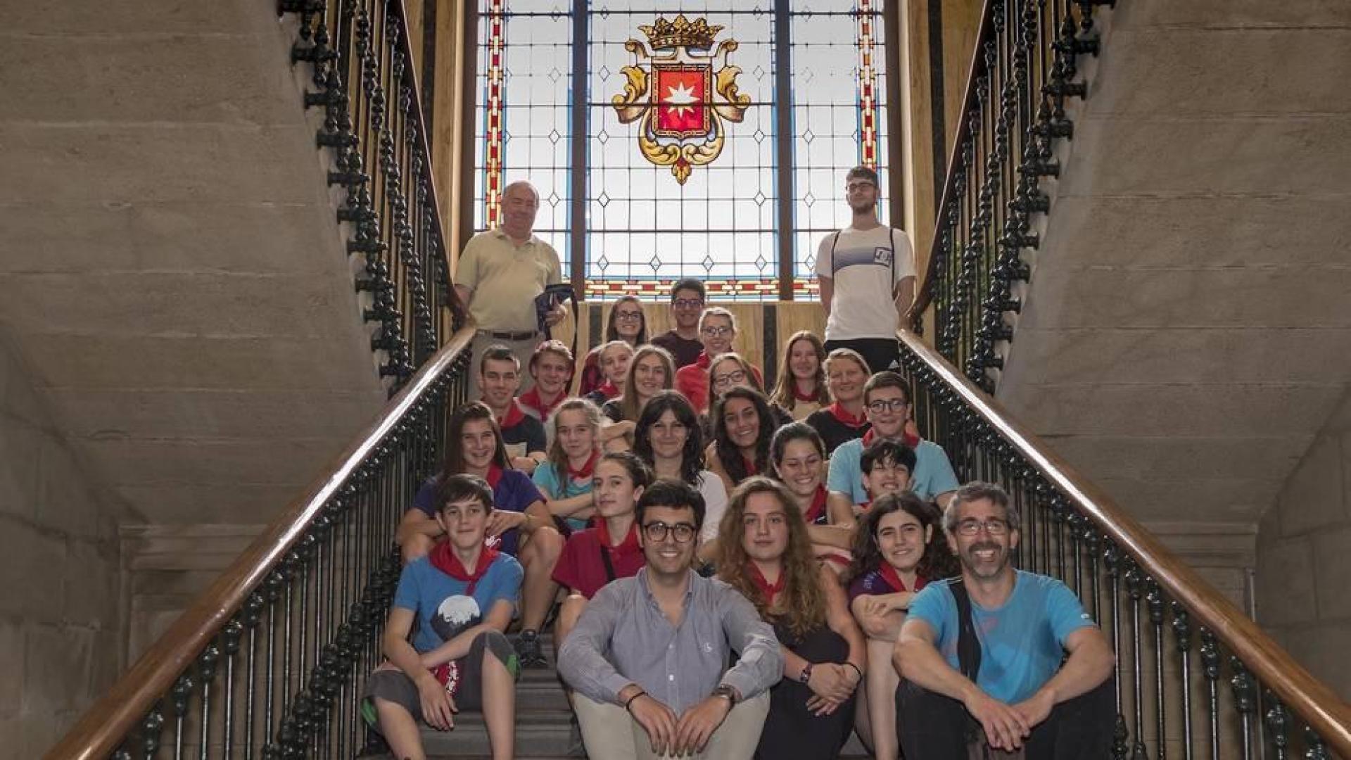 Los estudiantes del programa Erasmus+ con el alcalde Gonzalo Fuentes en el ayuntamiento de Estella.