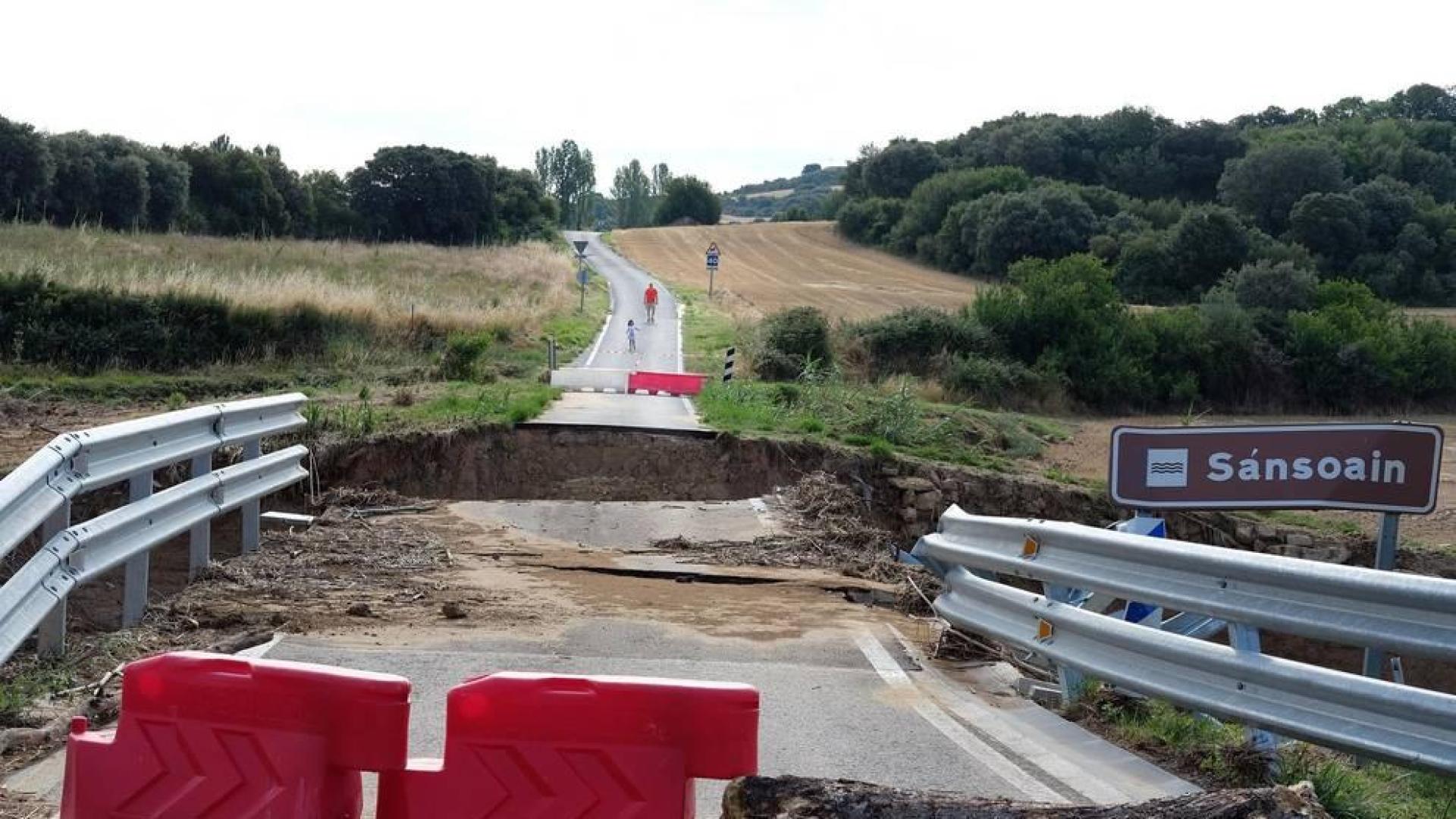 Los vecinos de Sánsoain (Leoz) lamentan la situación de olvido en la que dicen sentirse desde que la riada del 8 de julio echase abajo el puente. Para salir del pueblo y llegar a Tafalla deben hacerlo por unas pistas forestales intransitables