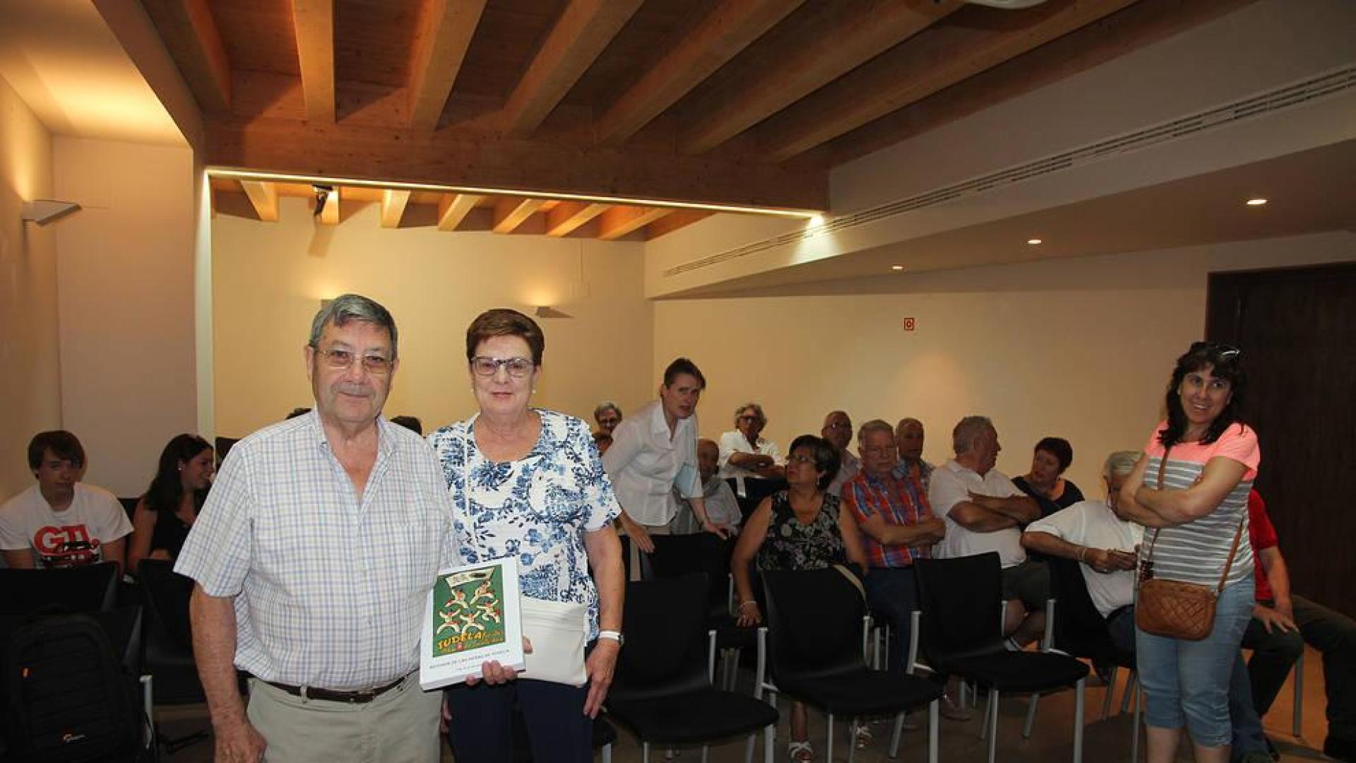 Félix Milagro, con su libro y junto a su mujer, Amparo Chueca, ante parte de los asistentes al acto