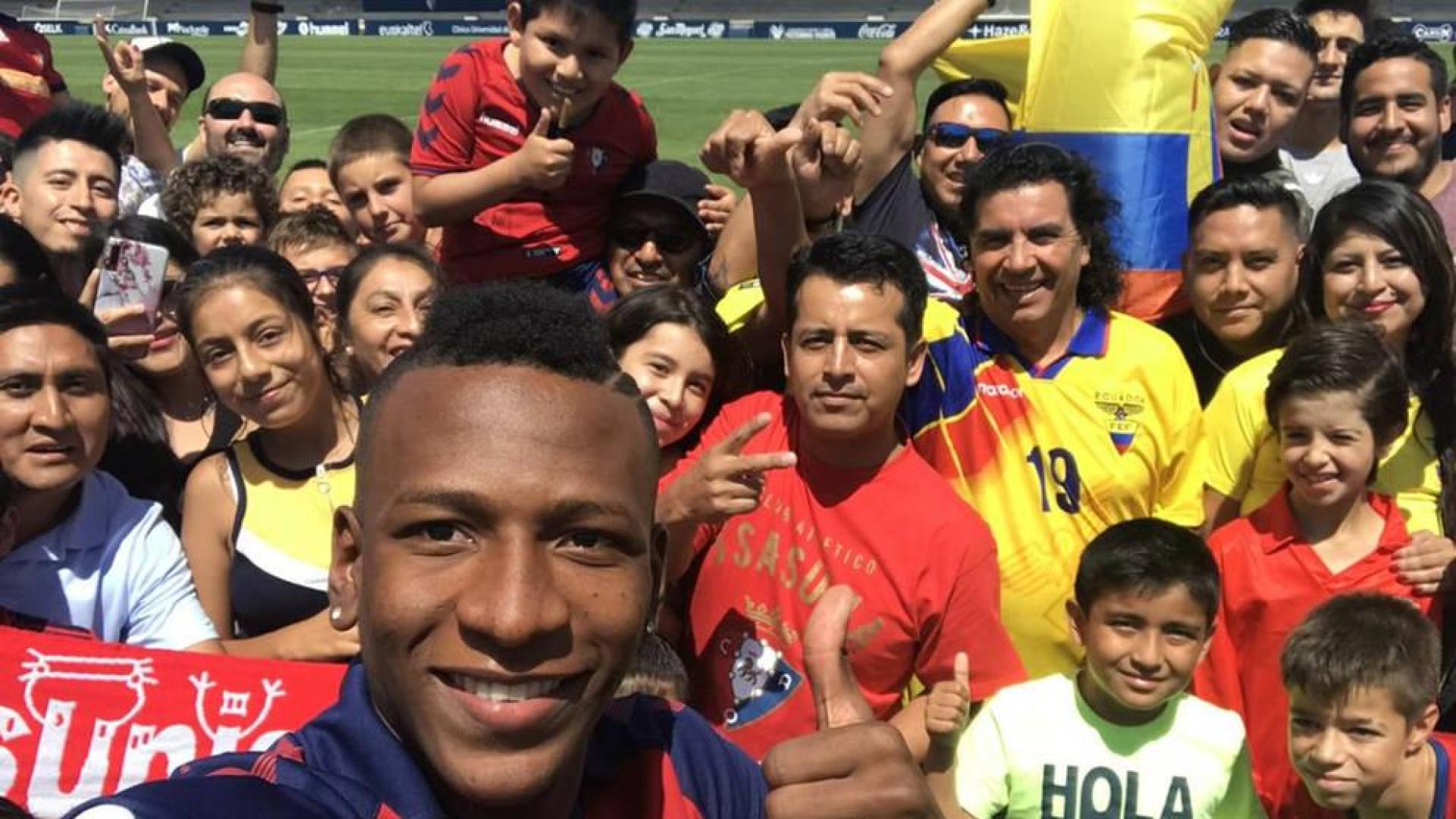 Pervis Estupiñán, con los aficionados rojillos durante su presentación.