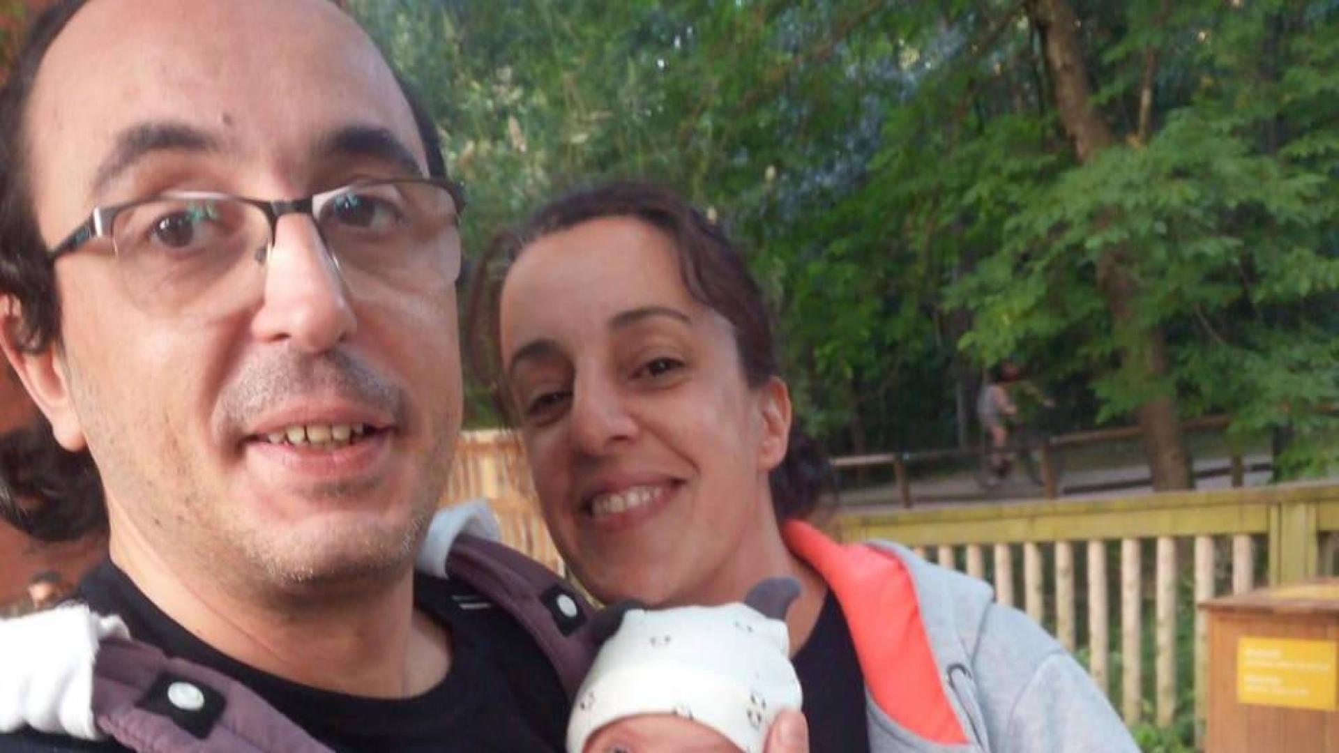 Iñaki Pagola y Meritxell Rosa González, junto a su hijo Marco.