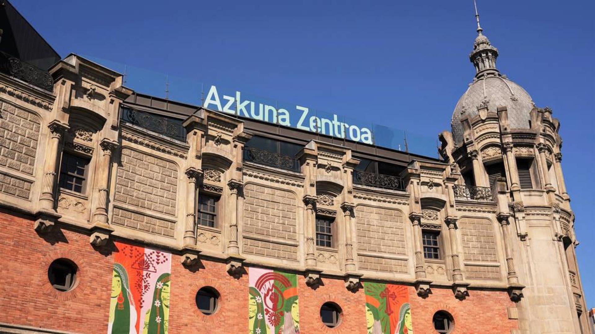 Leire Urbeltz despliega tres lonas sobre el Azkuna Zentroa.