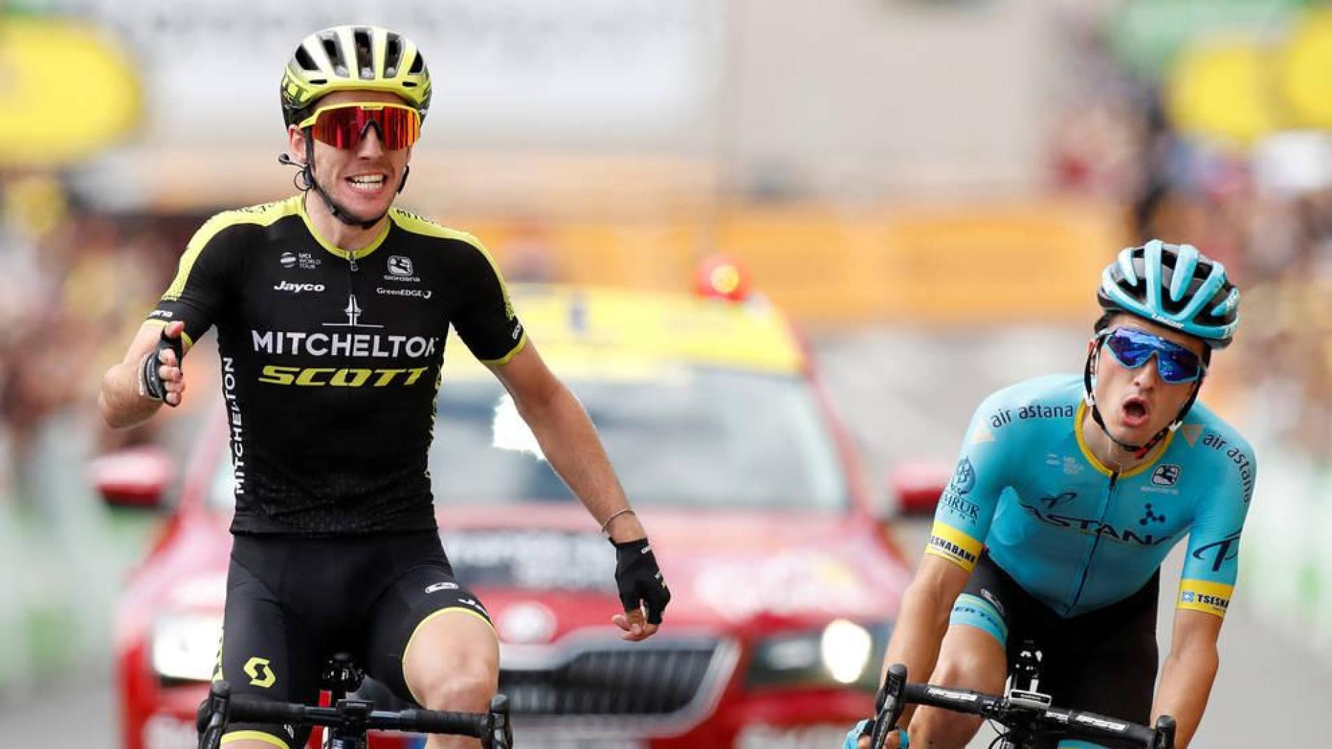 Simon Yates entra en meta por delante de Peio Bilbao, a la derecha.
