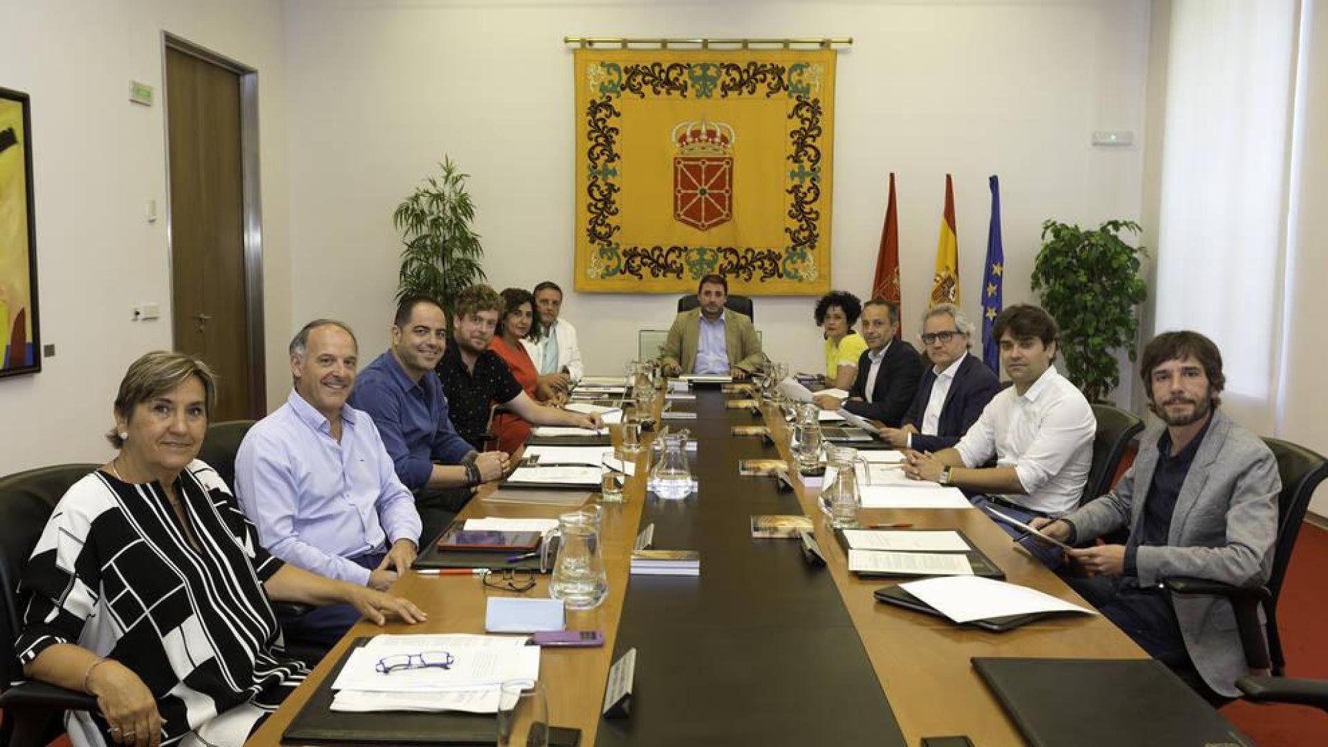 El Parlamento condena los casos de violencia sexual en San Fermín