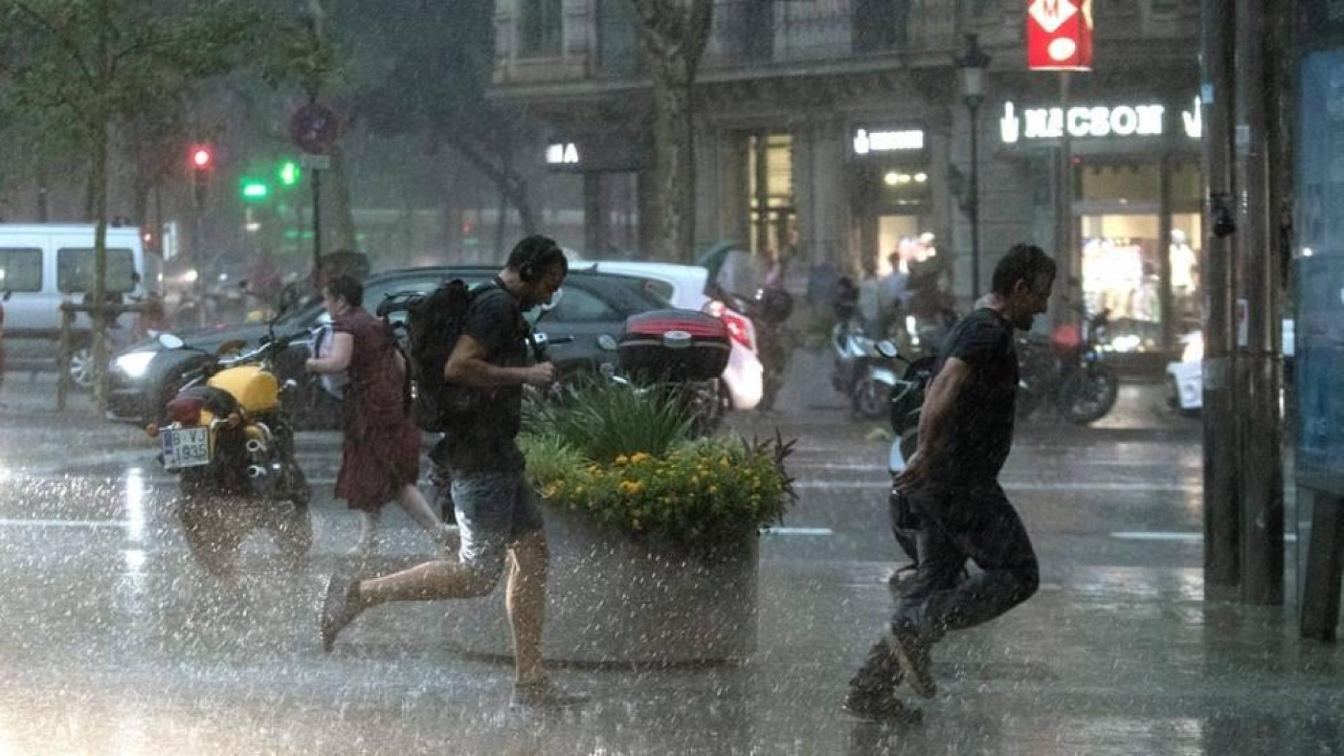 Herida grave una mujer por la caída de un rayo en Barcelona