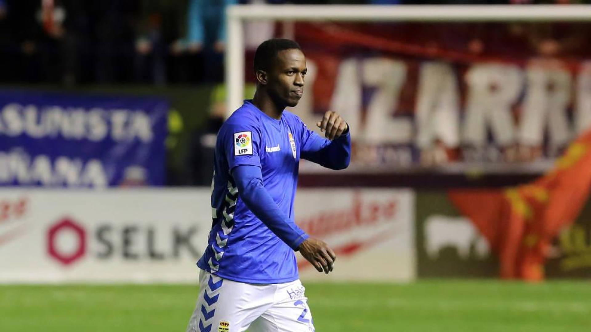 Koné, con la camiseta del Oviedo en El Sadar.