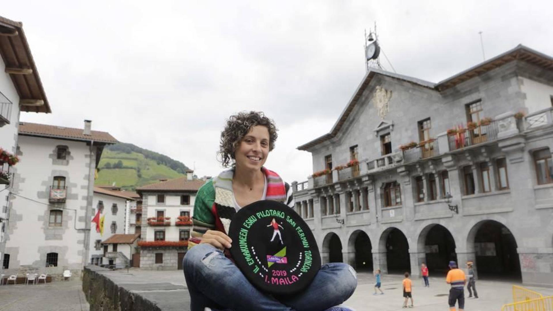 La pelotari Iera Agirre posa con la txapela de campeona del Emakume Master Cup de San Fermín, en la plaza de Leitza.