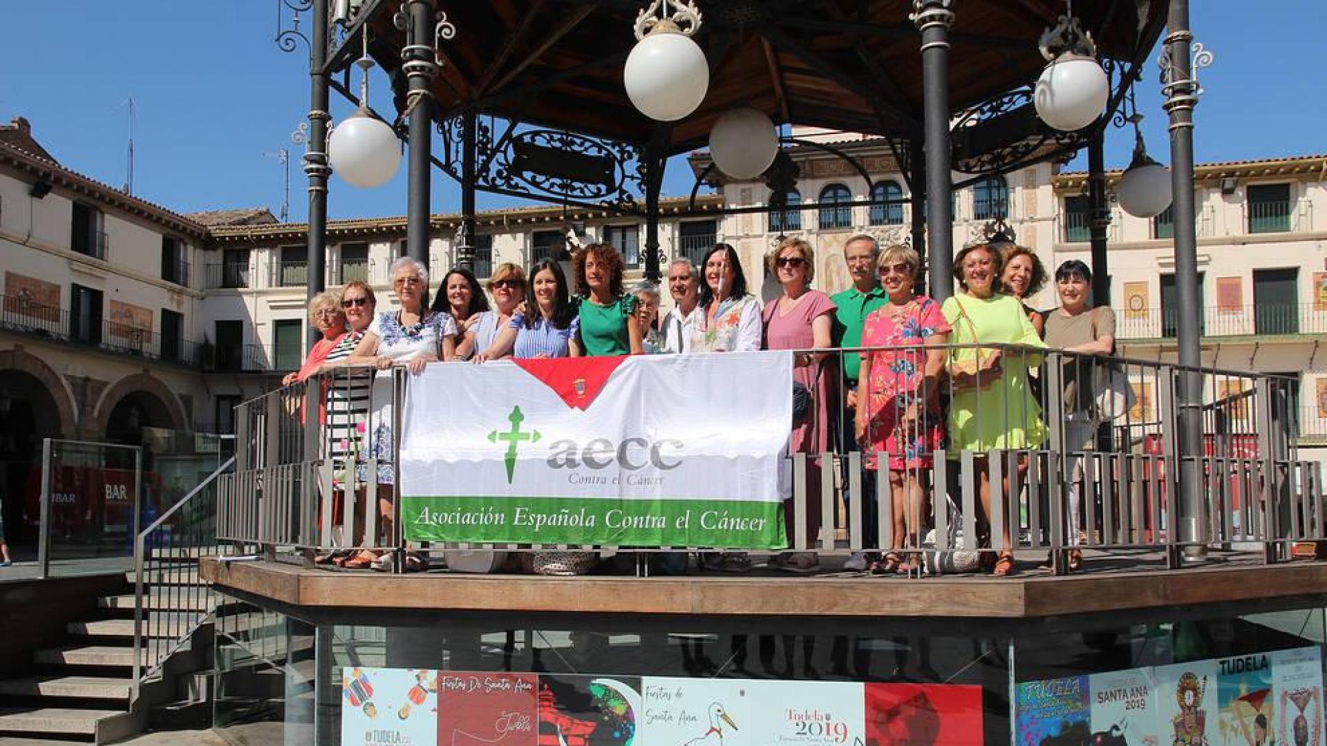 LOS PROTAGONISTAS Integrantes de la AECC posaron en el quiosco de la plaza de los Fueros y ante la emblemática Casa del Reloj, desde donde lanzarán el cohete el próximo miércoles.