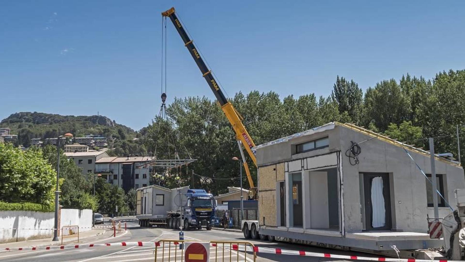 Dos de los diez módulos en los transportes antes de ser colocados en el exterior de la residencia de San Jerónimo de Estella.
