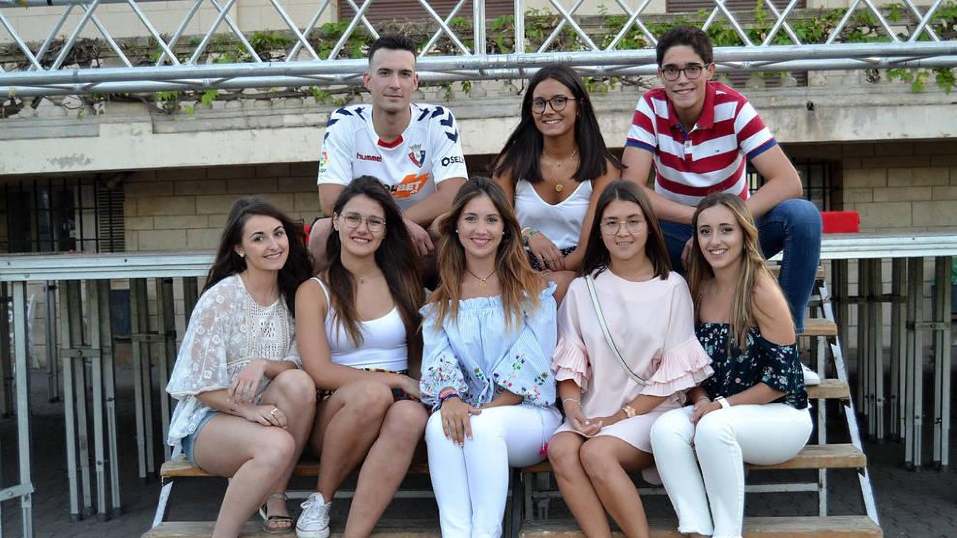 Delante, de izda a drcha: Edurne León San Miguel ( El Bombo); Isabel Arriezu Jiménez (El Moscón); Lucía Urra Muro (reina fiestas); Alfida Urra Lorente (El Follón) y Nerea Palacios León (Club Taurino). Detrás: Álvaro Sigüenza Ruiz (El Moscón) y Adriana Marín López y Álvaro Munilla Cabeza, miss y míster quintos 2021