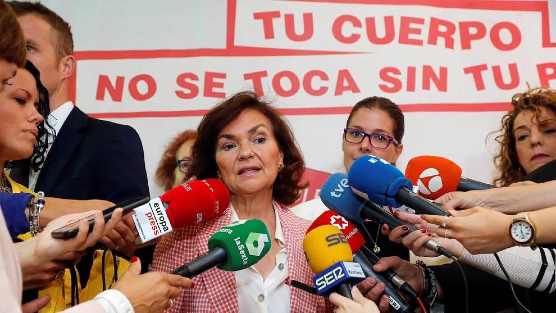 La vicepresidenta del gobierno Carmen Calvo, realiza declaraciones durante su visita al Centro de Igualdad en la localidad madrileña de Móstoles.