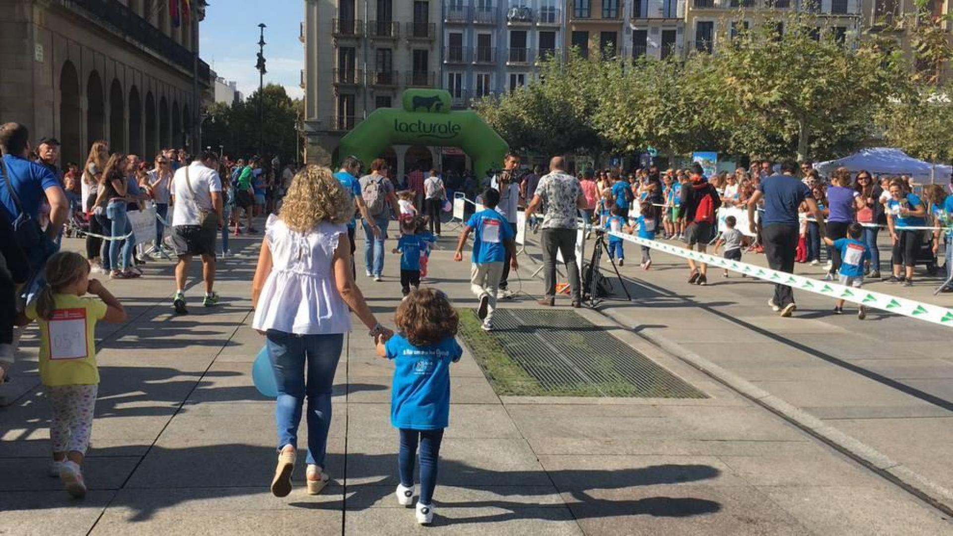 Celebración del Día Europeo del Autismo en la plaza del Castillo de Pamplona. I Carrera de Gateo por el Autismo y V Carrera Solidaria de ANA