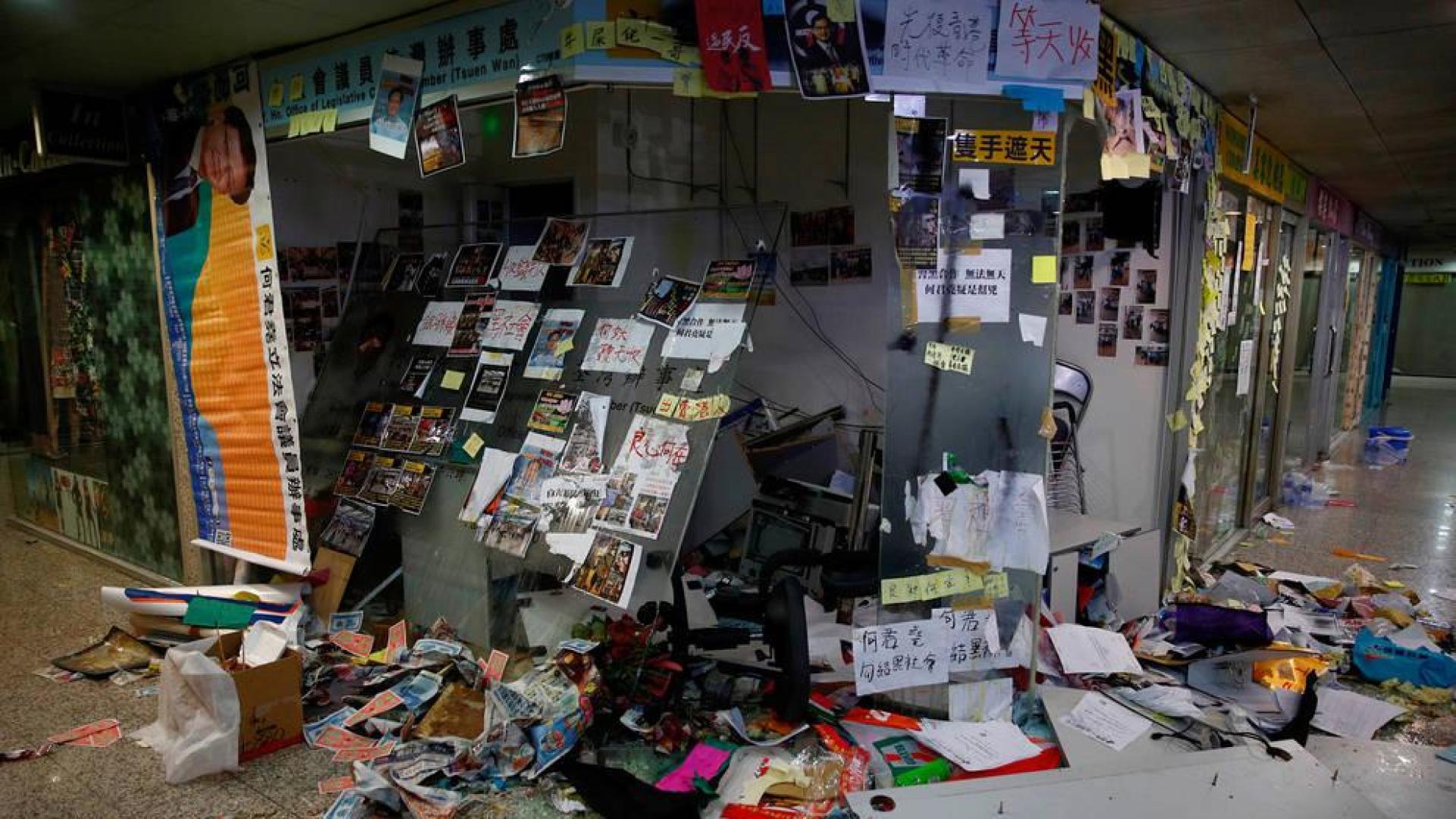 Una oficina destrozada en Hong Kong.