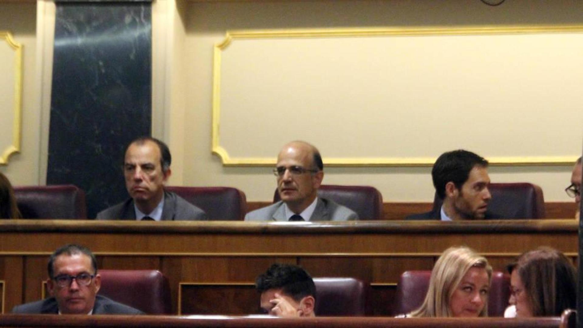 Casado y Rivera arremeten contra los pactos del PSN y Sánchez calla