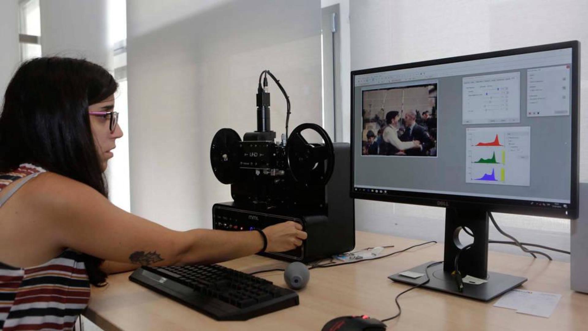 Patricia Goroskieta Estella, manipulando el escáner con el que se está digitalizando una película sobre un homenaje al maestro Turrillas en 1983.