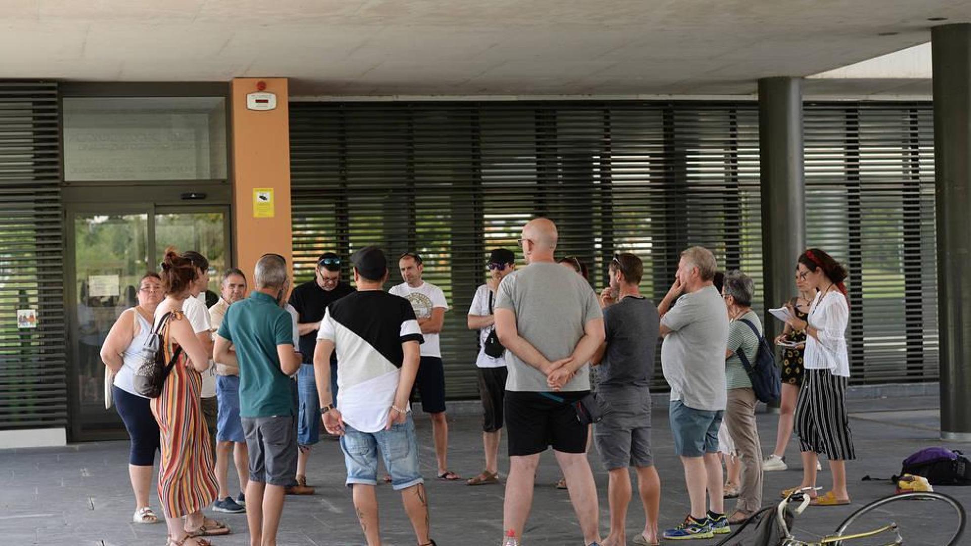 Los vecinos de Sarriguren se reunieron este lunes frente a el ayuntamiento para discutir qué hacer