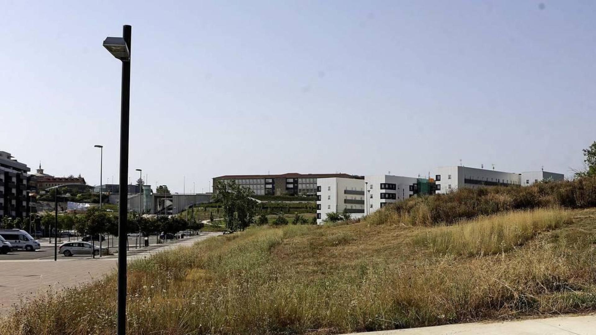 En este solar, con las viviendas originarias de Lezkairu al fondo a la derecha, se construirá la nueva escuela infantil del barrio